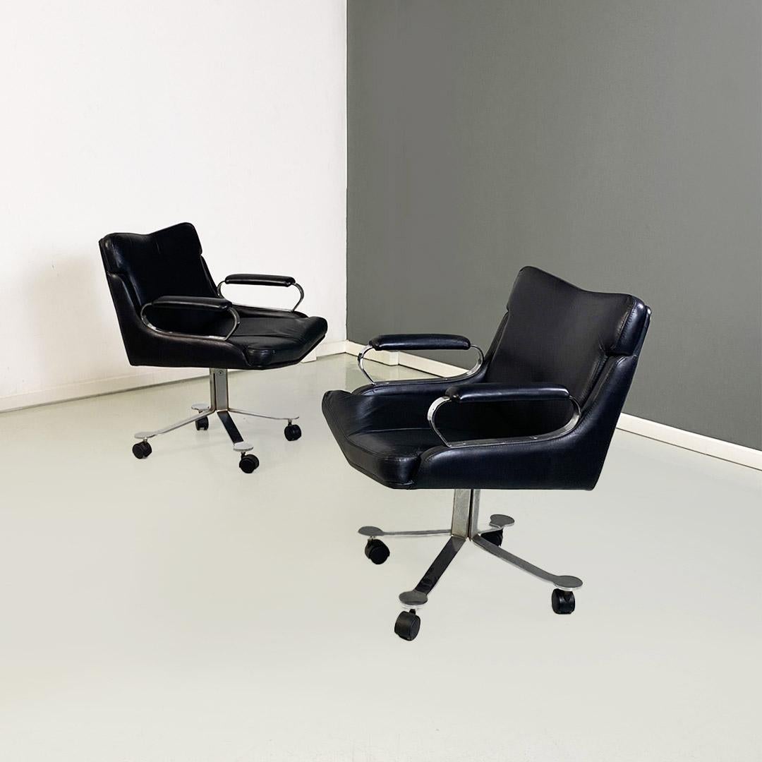 Pair of office armchairs with four-spoke steel chair base on casters and curved armrests, with straight upholstered leather upholstered support part in its original black leather.
Produced by Saporiti Italia in ca. 1970 with Saporiti Italia