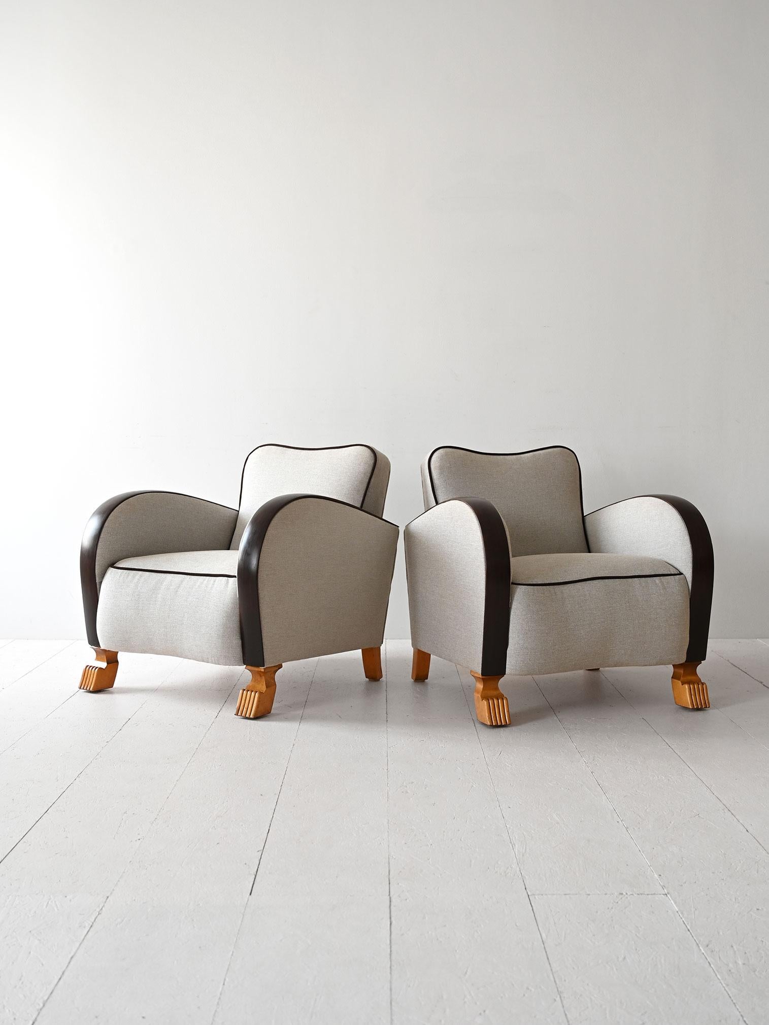 Paire de fauteuils des années 1940 avec assise et accoudoirs rembourrés, finition en lattes de bois incurvées. Les pieds avant sont des pattes de lion en bois.

Élégants et classiques, ils enrichiront tout salon ou toute chambre à coucher. Bon état.