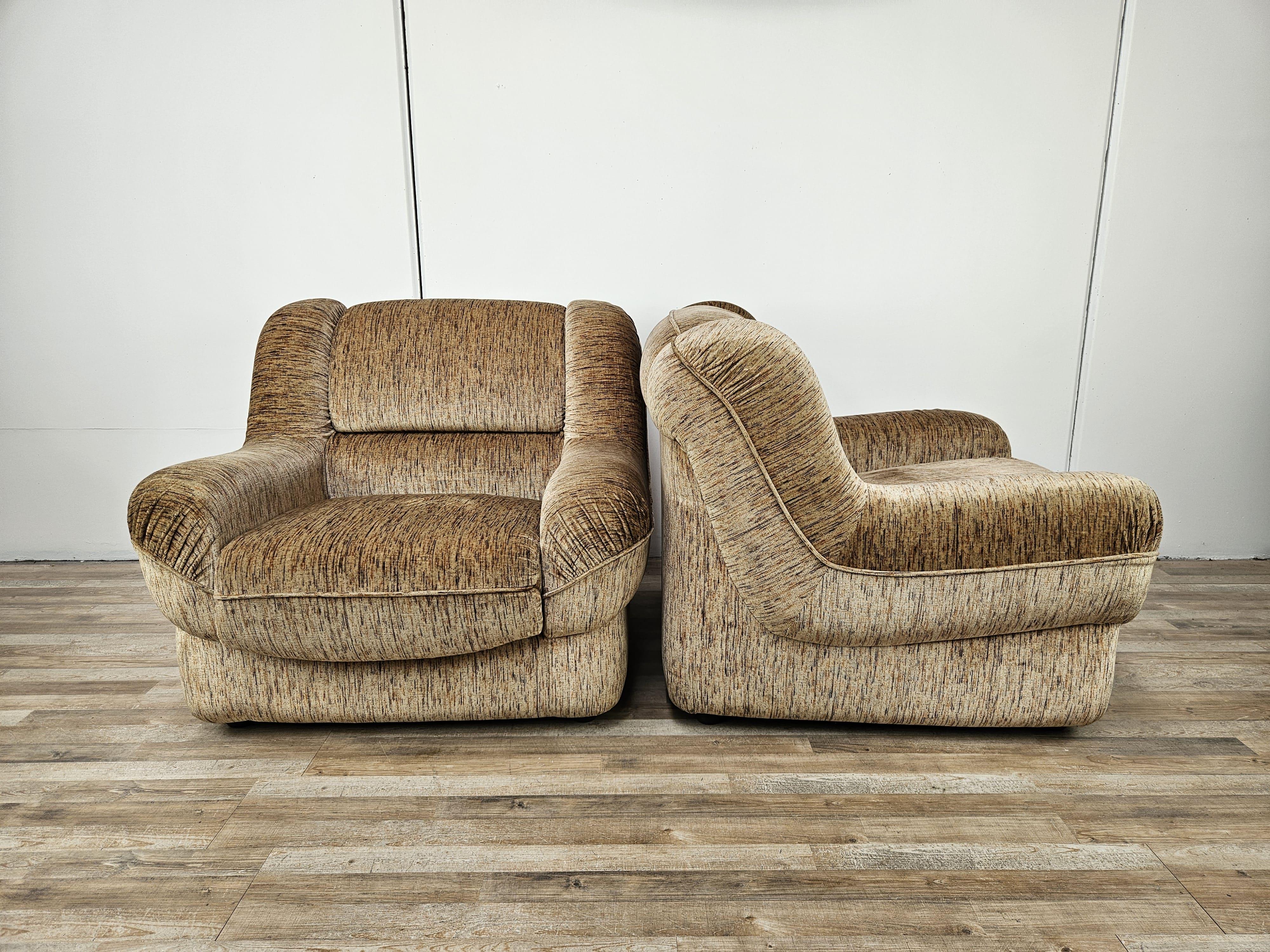 Poltrone di design modello 'Fiordaliso' anni '70 in stoffa imbottite prodotte da Mimo J. Padova.

Elementi d'arredo moderni perfetti per ogni tipologia di ambiente, dal vintage all'antico, grazie alla loro linea morbida e struttura leggera.

Normali