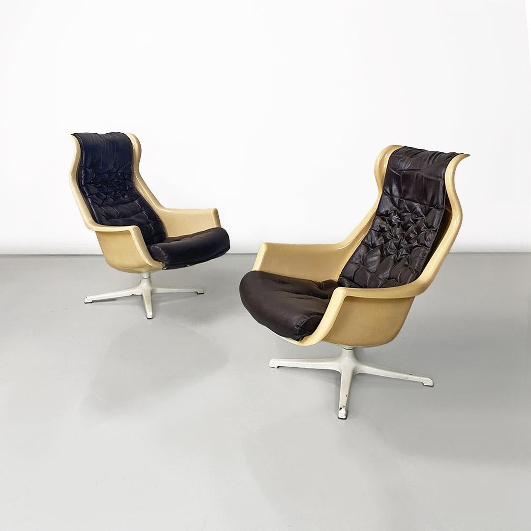 Coppia di poltrone modello Galaxy, in stile e del periodo Space Age, con scocca in resina, base in metallo, imbottitura trapuntata su schienale e seduta e rivestimento in pelle nera.
Progetto di Alf Svensson e Yngve Sandsteöm per Dux, 1970 ca.
Buone