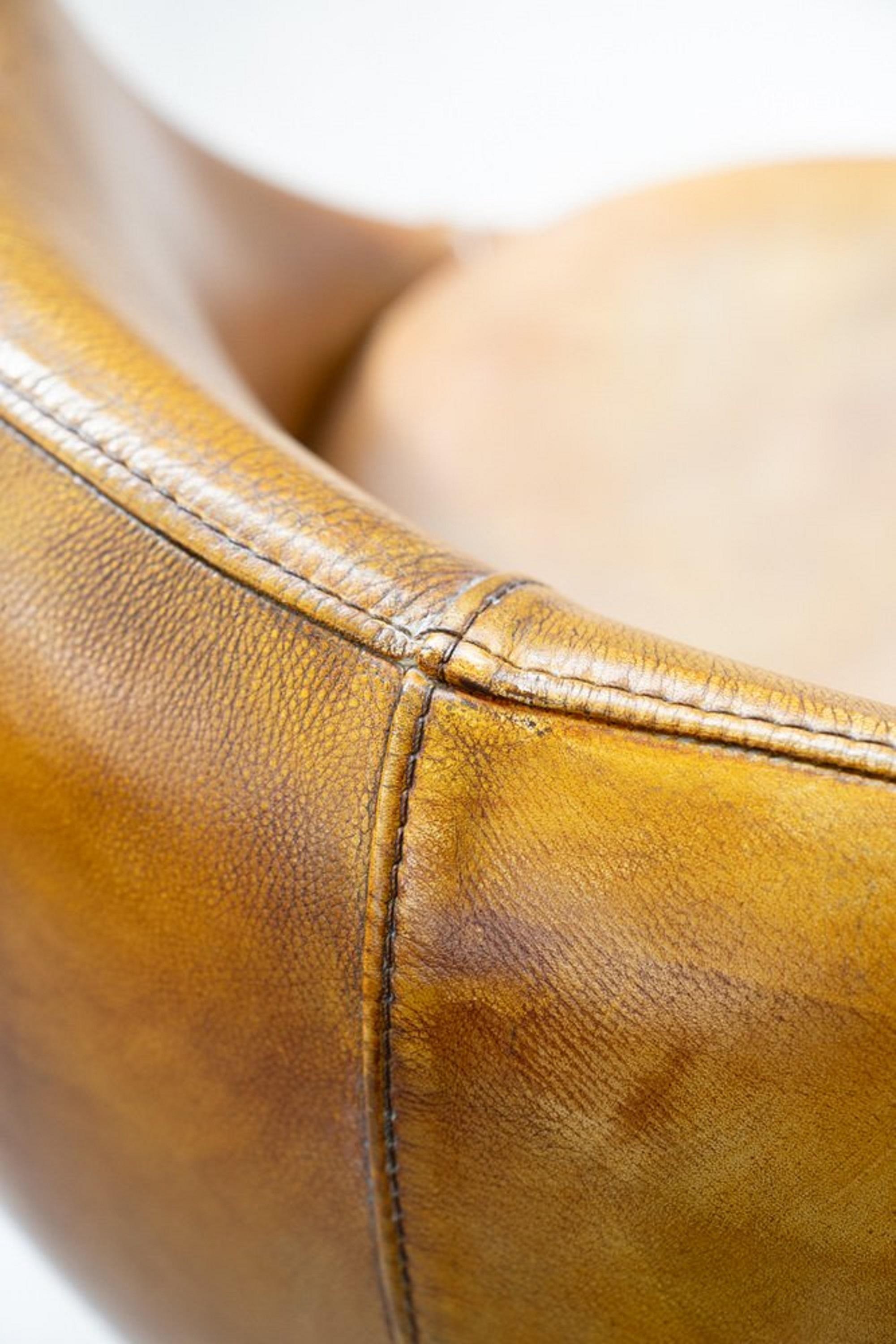 Fauteuils pivotants en cuir, début du 21e siècle en vente 8