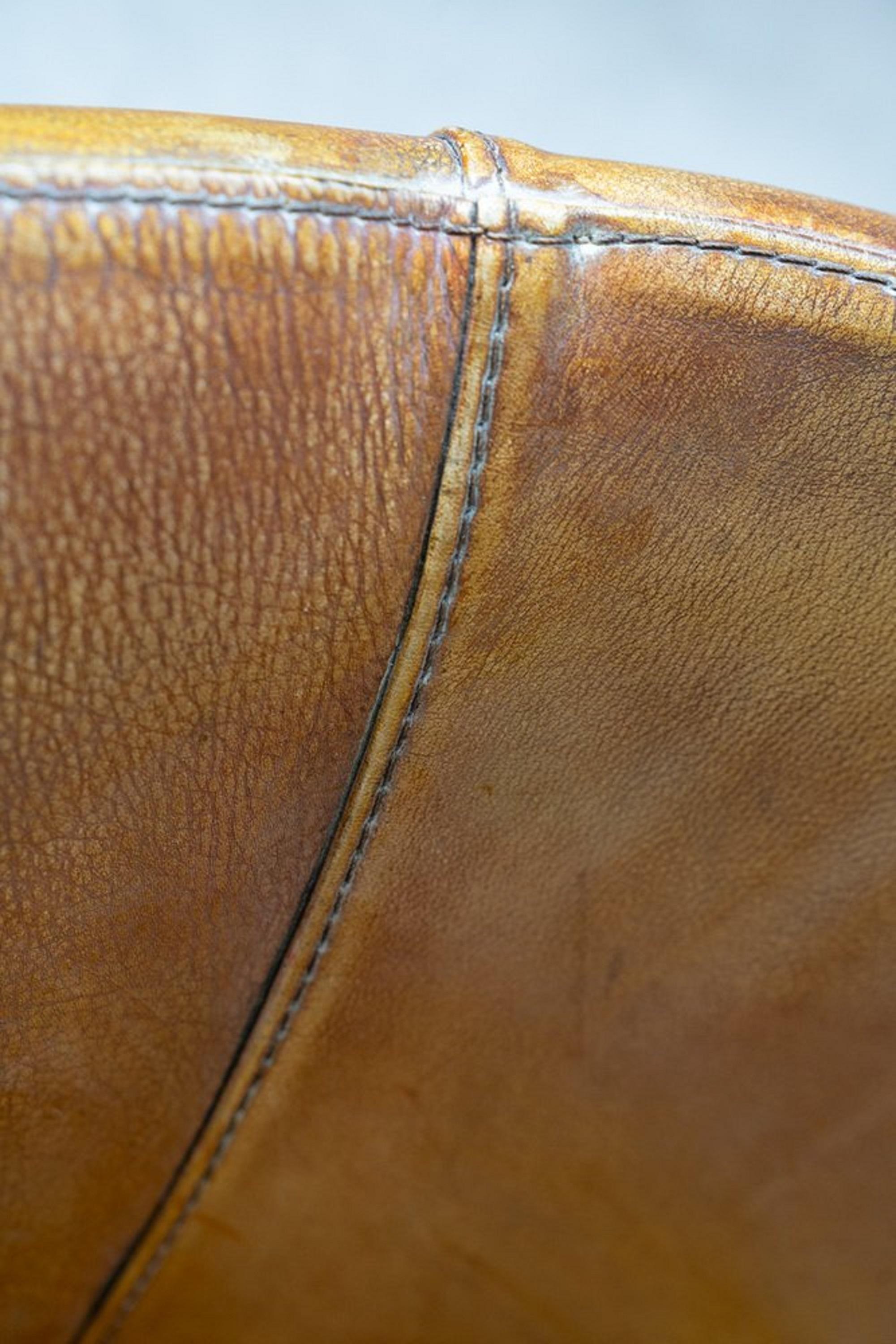 Fauteuils pivotants en cuir, début du 21e siècle en vente 10
