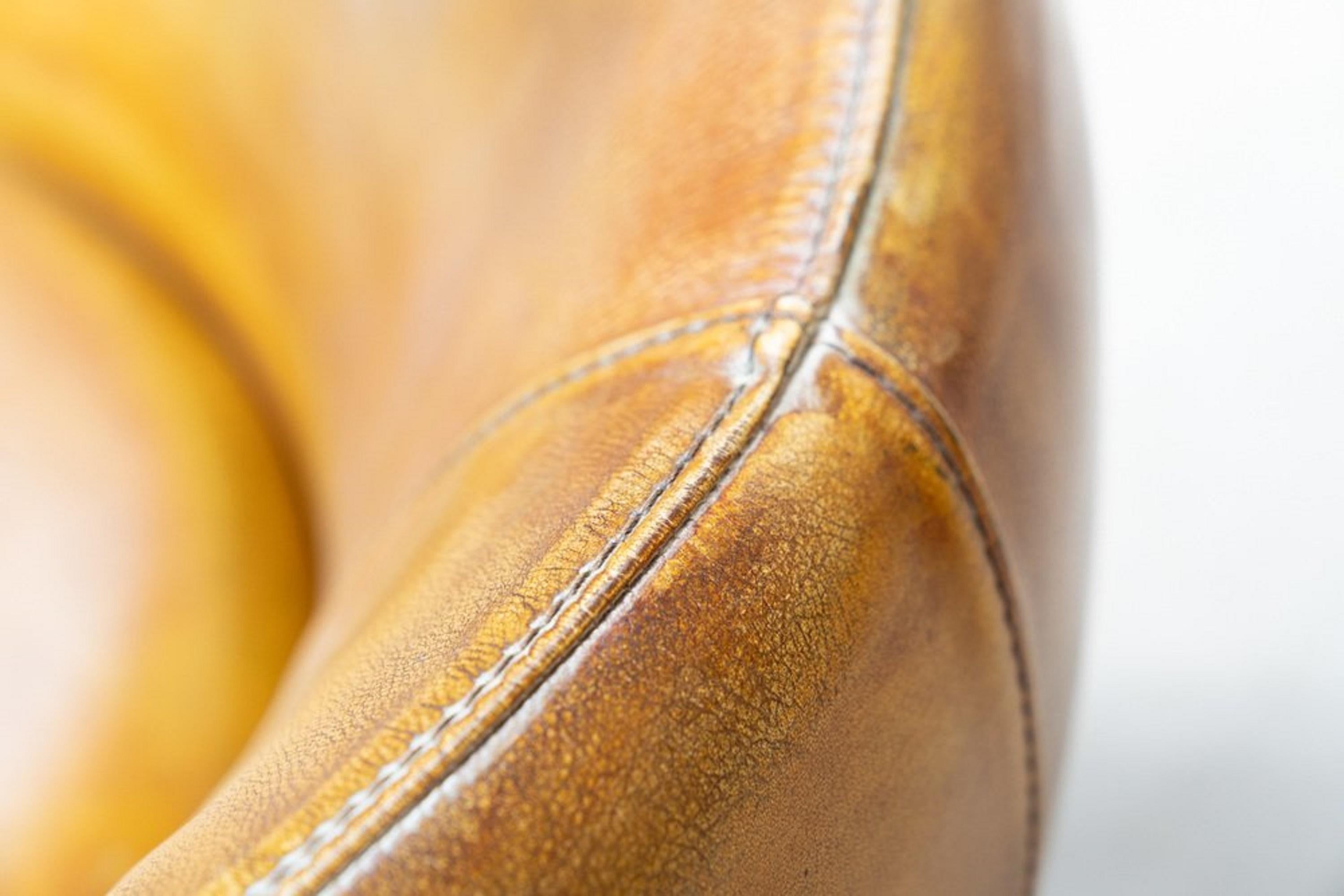 Fauteuils pivotants en cuir, début du 21e siècle en vente 13
