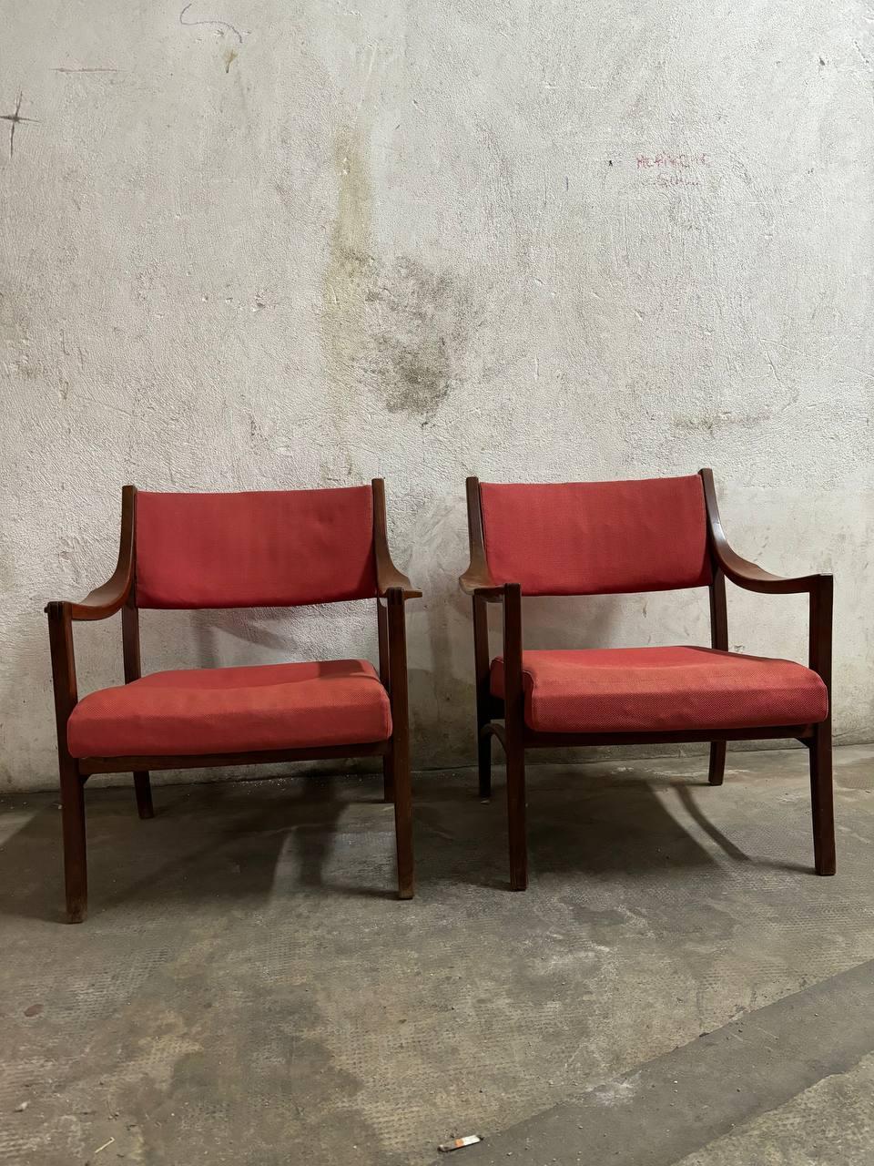 Ne manquez pas la chance de posséder une paire de fauteuils au charme intemporel, attribués au brillant designer italien Ico Parisi et potentiellement produits par la prestigieuse manufacture Cassina dans les années de design du milieu du siècle.