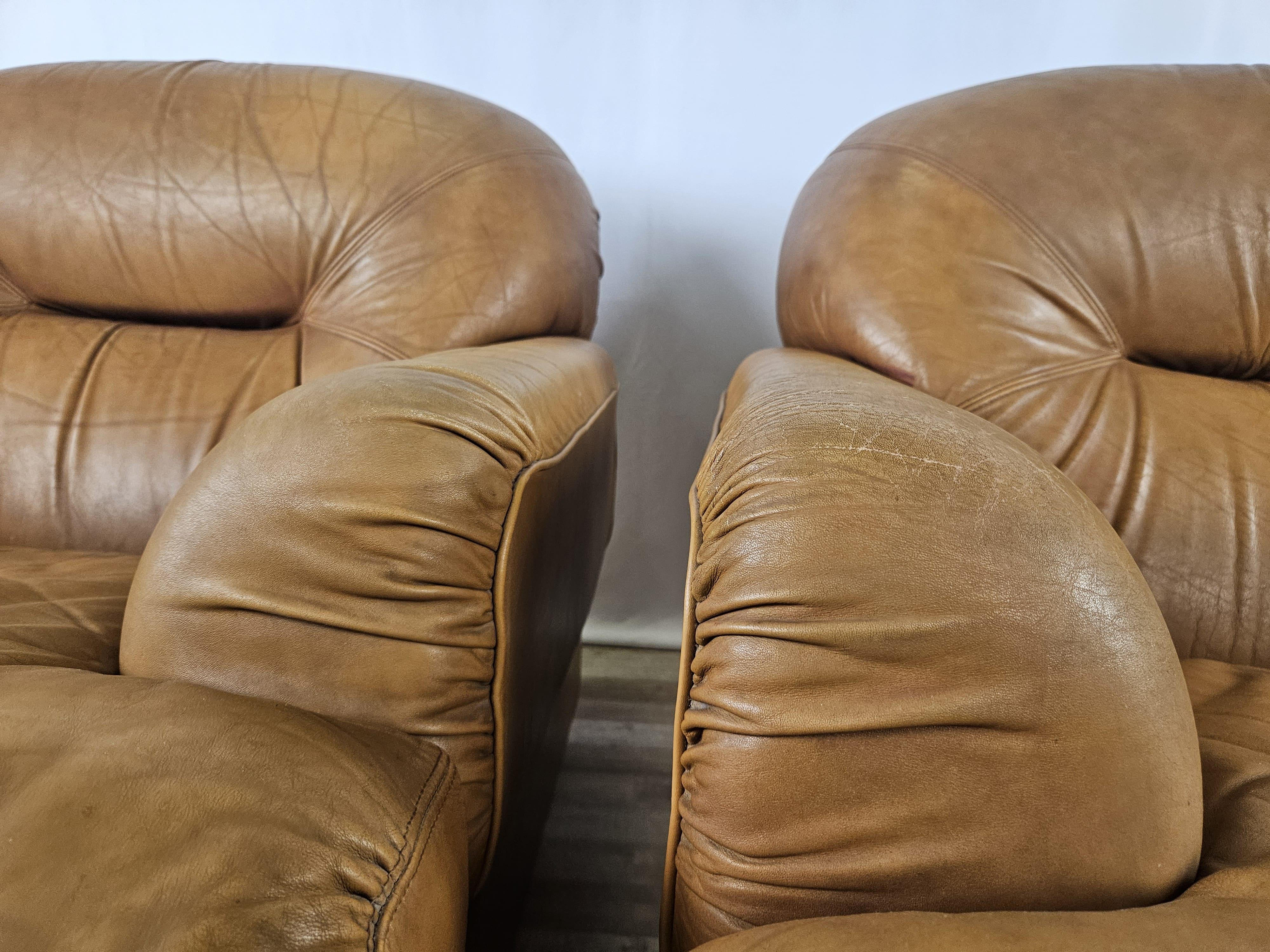 Cognac leather 1970s armchairs by Estasis Salotti - Meda For Sale 2
