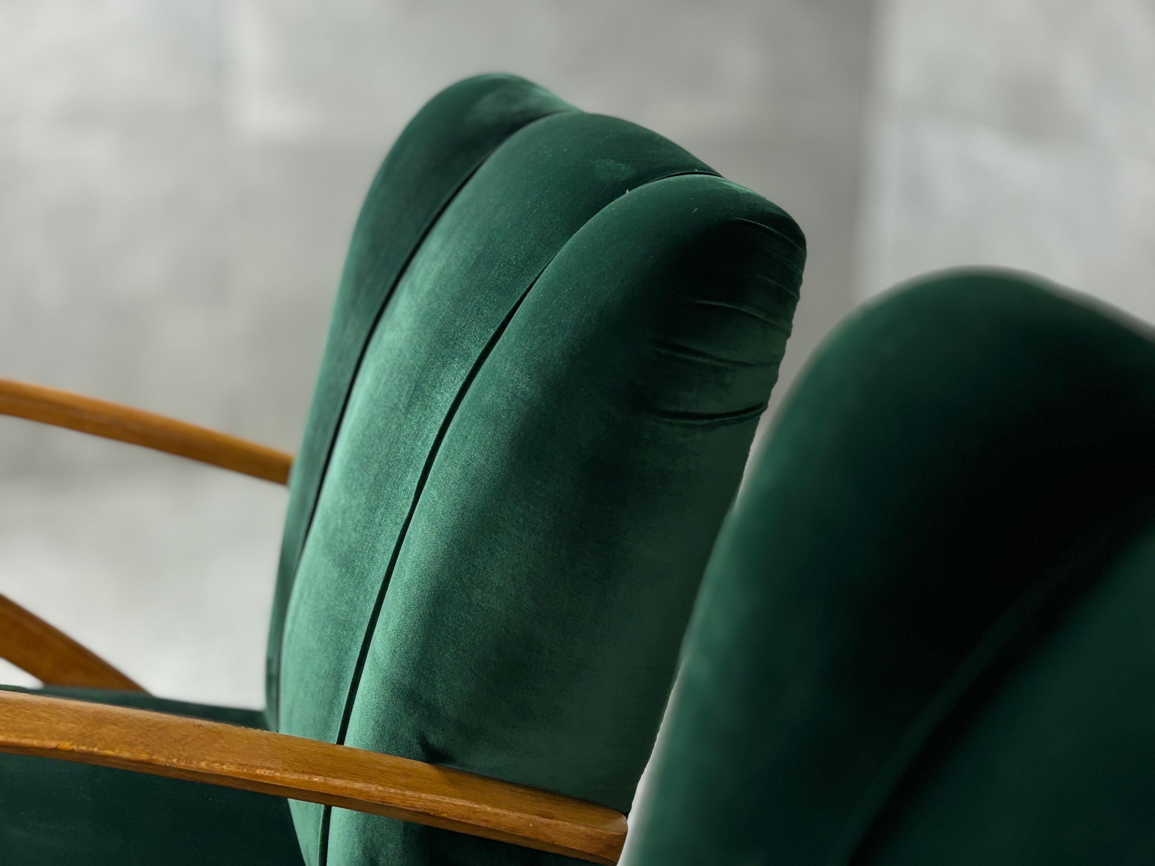 Poltrone con seduta a molle e struttura in legno, nuovo rivestimento in velluto verde. Prodotta durante gli anni '40.