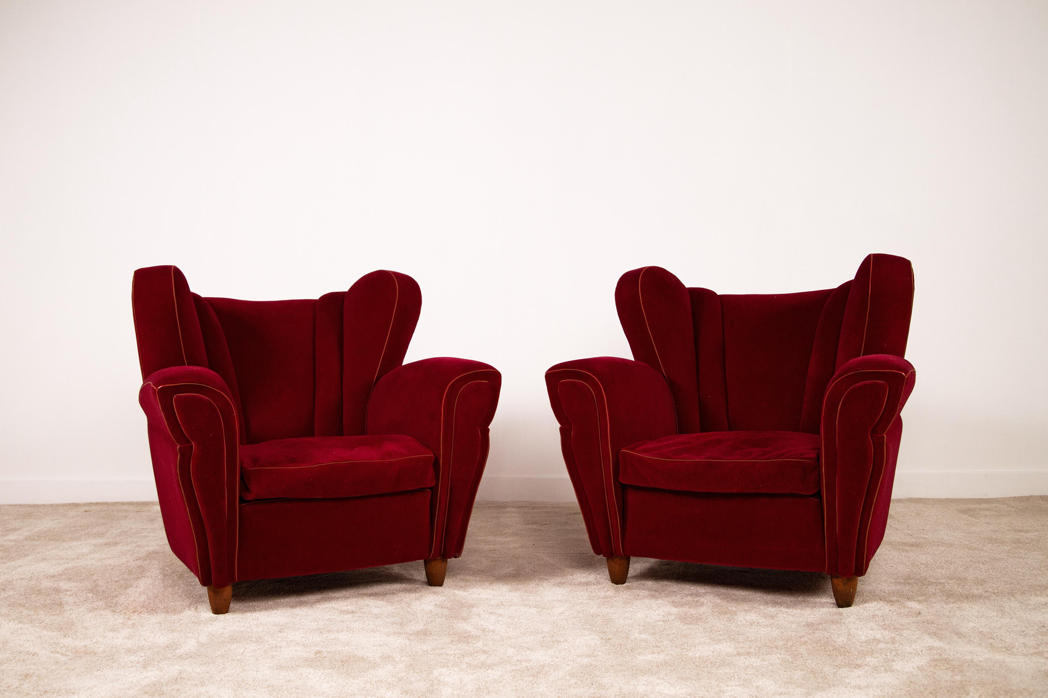 Ein Paar Clubsessel aus den 1950er Jahren mit bordeauxfarbenem Samt von Guglielmo Ulrich. Elegant in der Form und bequem im Sitz, sind sie perfekt, um jedem Raum einen Hauch von Klasse und bürgerlicher Eleganz zu verleihen. Die Sitzkissen sind