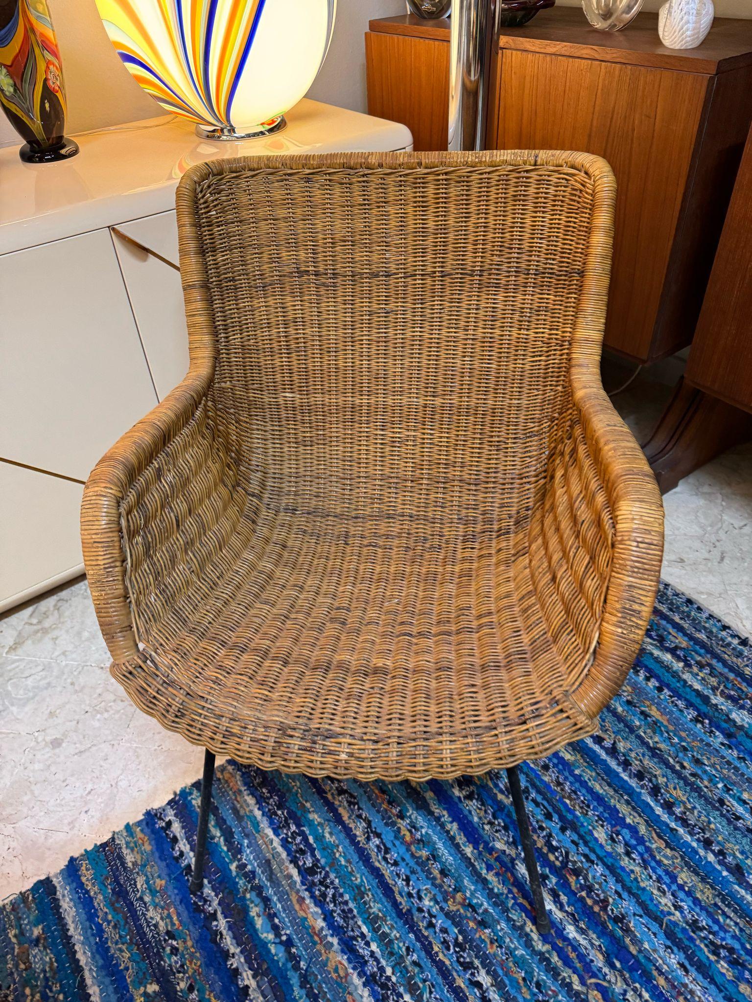 Paire de fauteuils de Tito Agnoli pour Bonacina des années 1970.
Ces fauteuils représentent une combinaison parfaite de design fonctionnel et d'esthétique naturelle. Fabriqués à partir d'une structure métallique légère mais solide, peinte en noir,