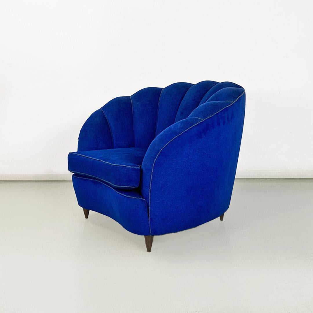 Italian shell electric blue fabric and wooden legs armchairs, 1950s In Good Condition For Sale In MIlano, IT