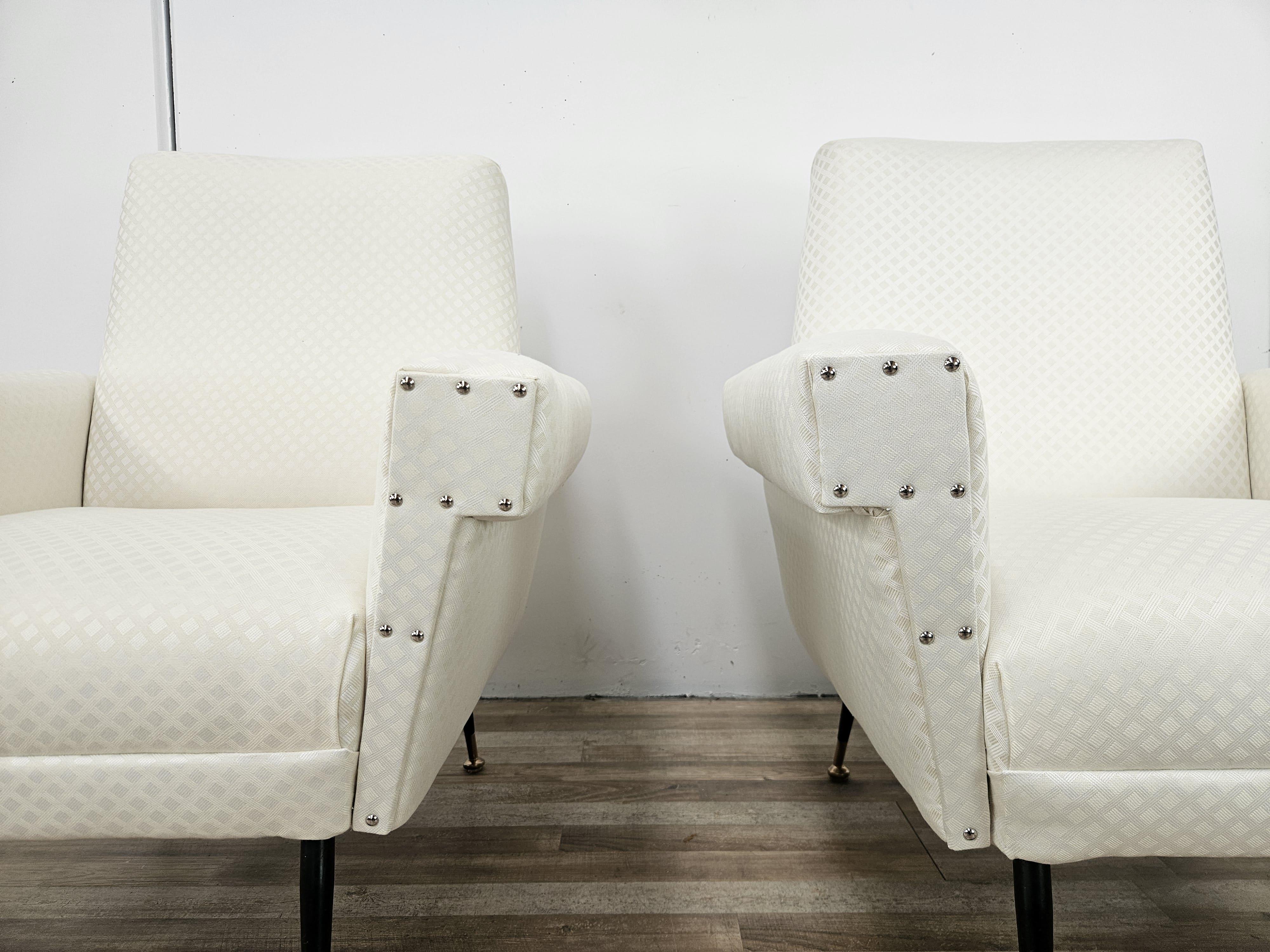 Italienische 1950er Design Sessel aus cremefarbenem Stoff mit Eisenfüßen im Angebot 4