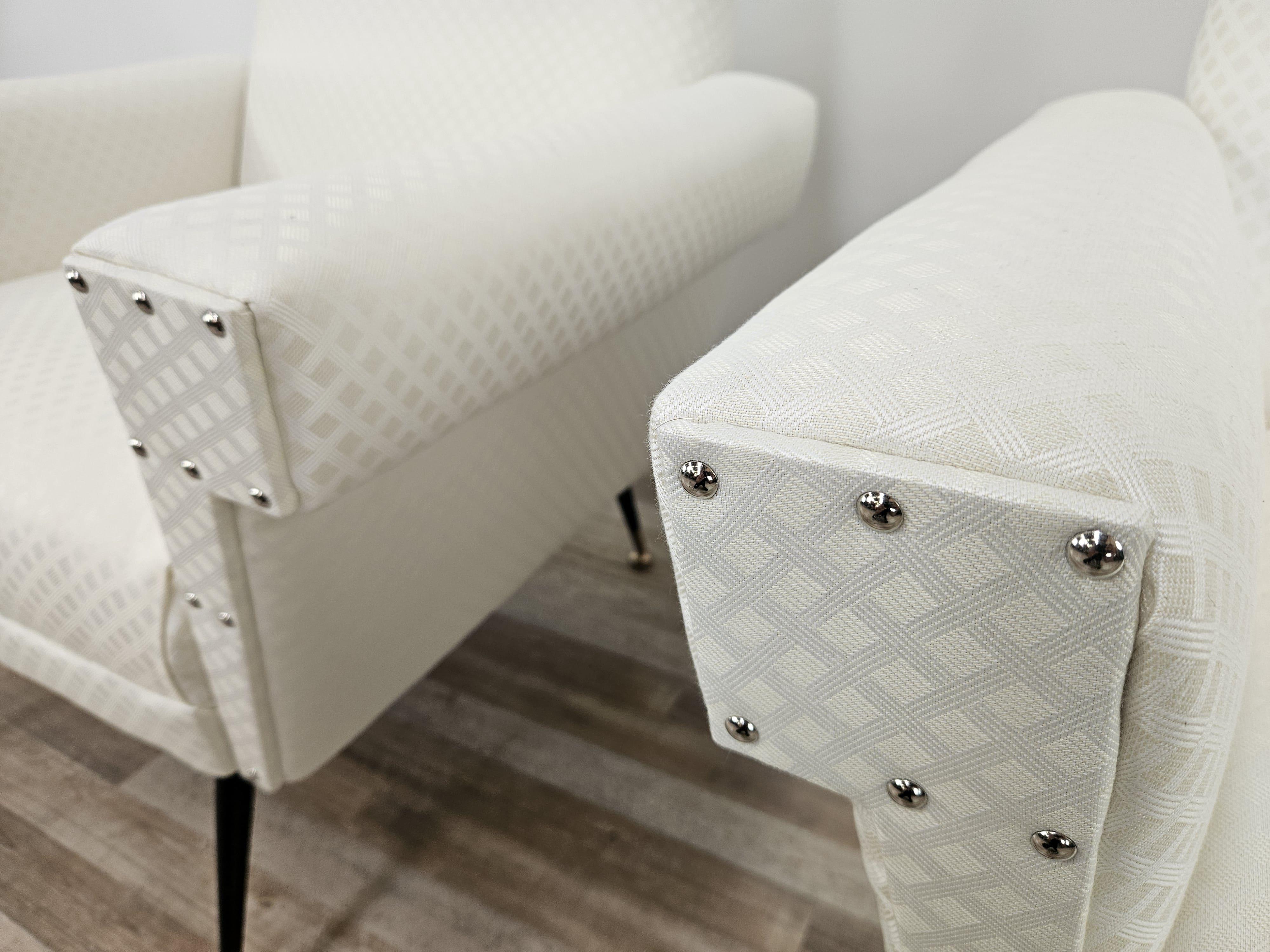 Italienische 1950er Design Sessel aus cremefarbenem Stoff mit Eisenfüßen im Angebot 5