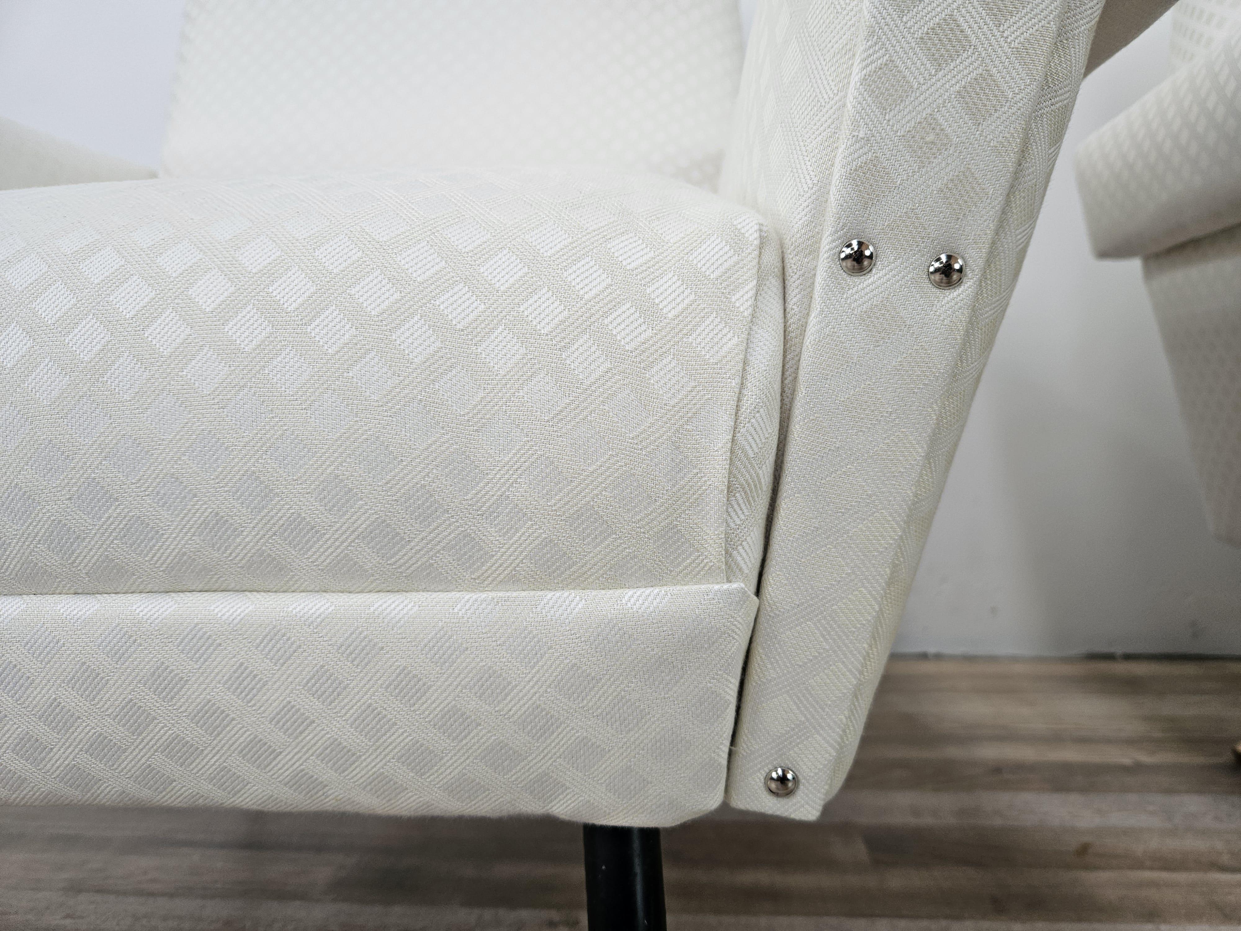 Italienische 1950er Design Sessel aus cremefarbenem Stoff mit Eisenfüßen im Angebot 6