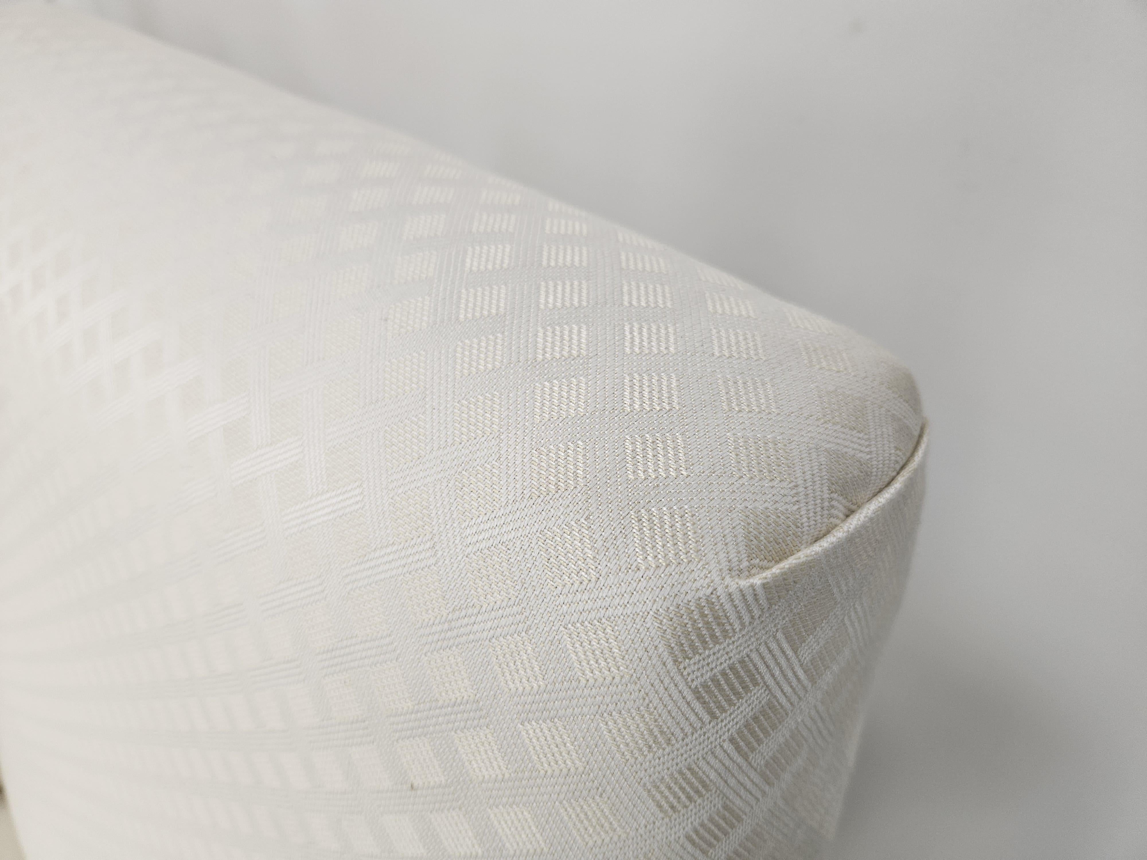 Italienische 1950er Design Sessel aus cremefarbenem Stoff mit Eisenfüßen im Angebot 7