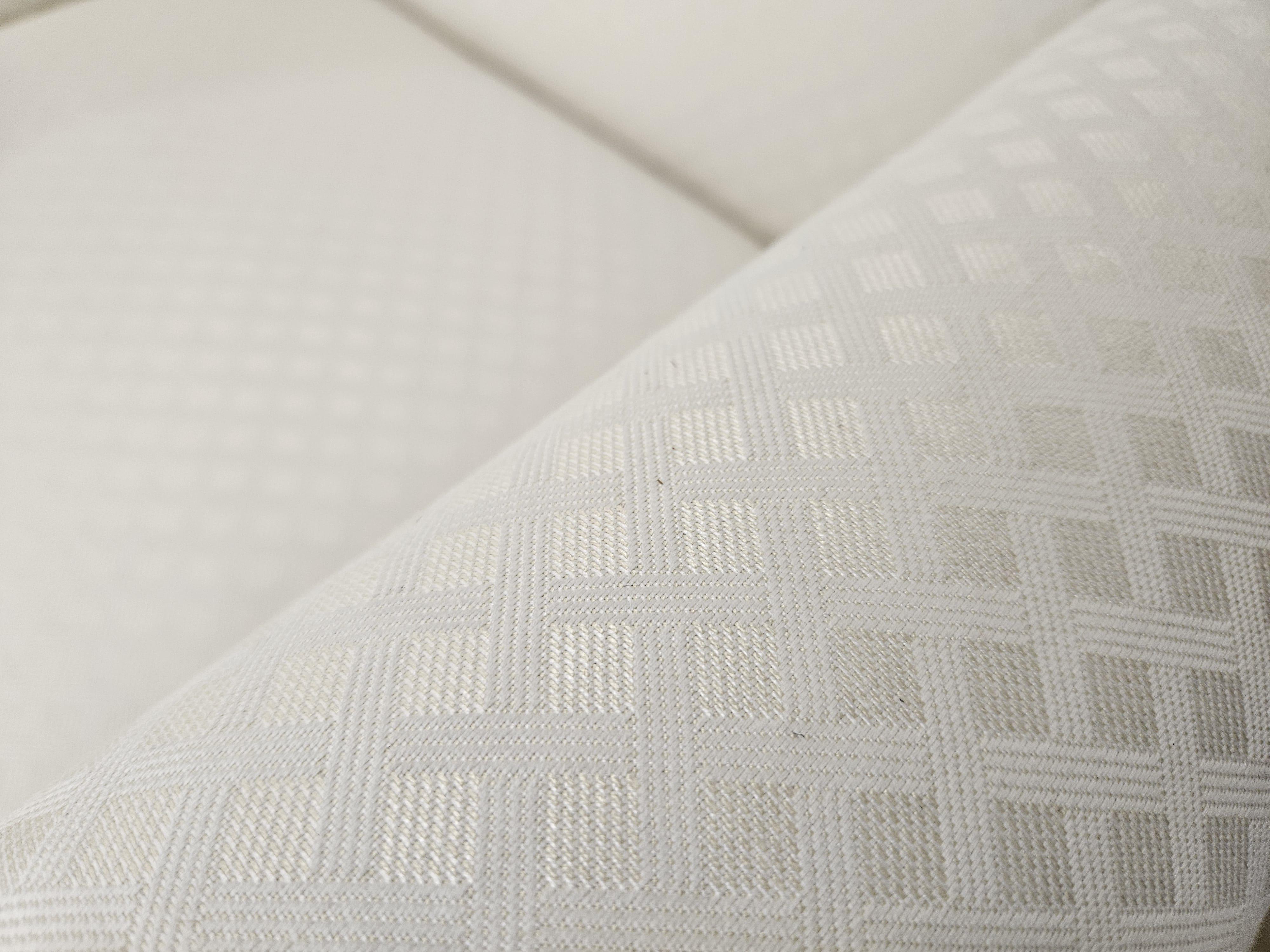Italienische 1950er Design Sessel aus cremefarbenem Stoff mit Eisenfüßen im Angebot 8