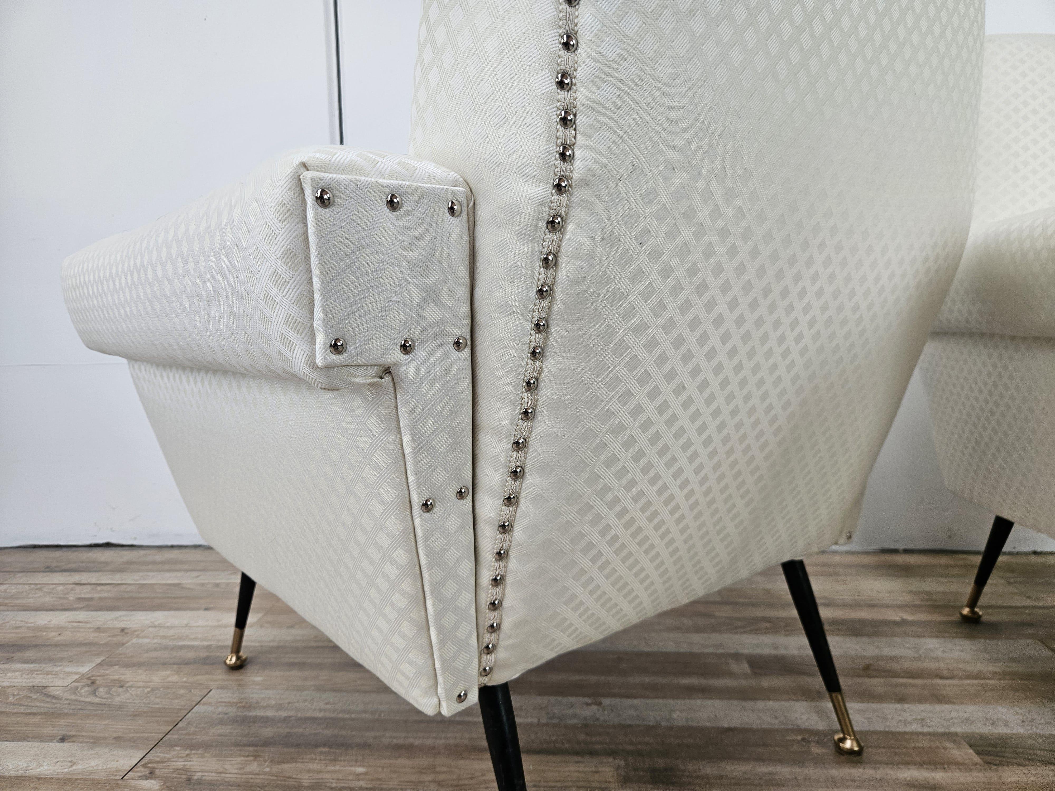 Italienische 1950er Design Sessel aus cremefarbenem Stoff mit Eisenfüßen im Angebot 10
