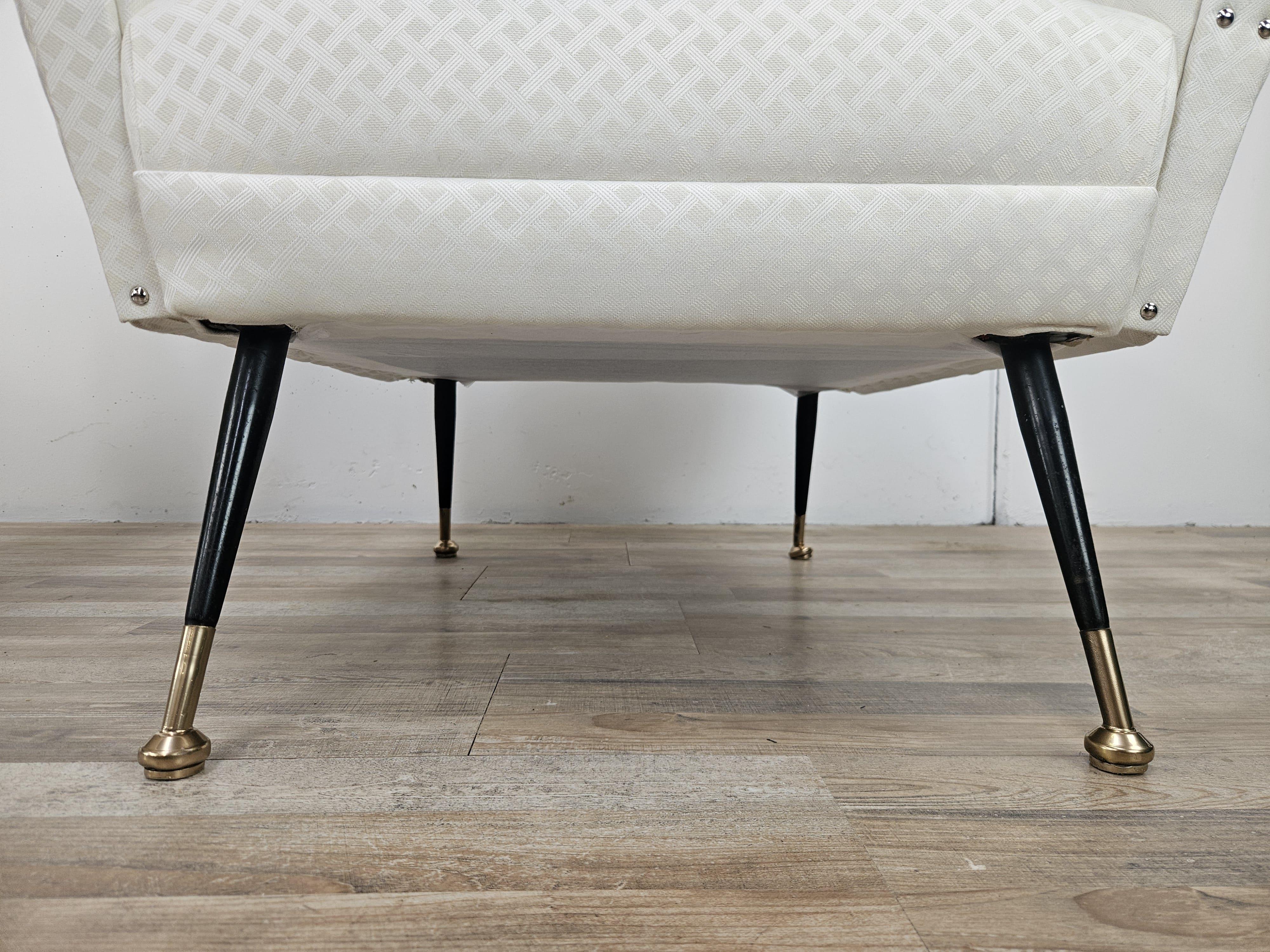 Italienische 1950er Design Sessel aus cremefarbenem Stoff mit Eisenfüßen im Angebot 11