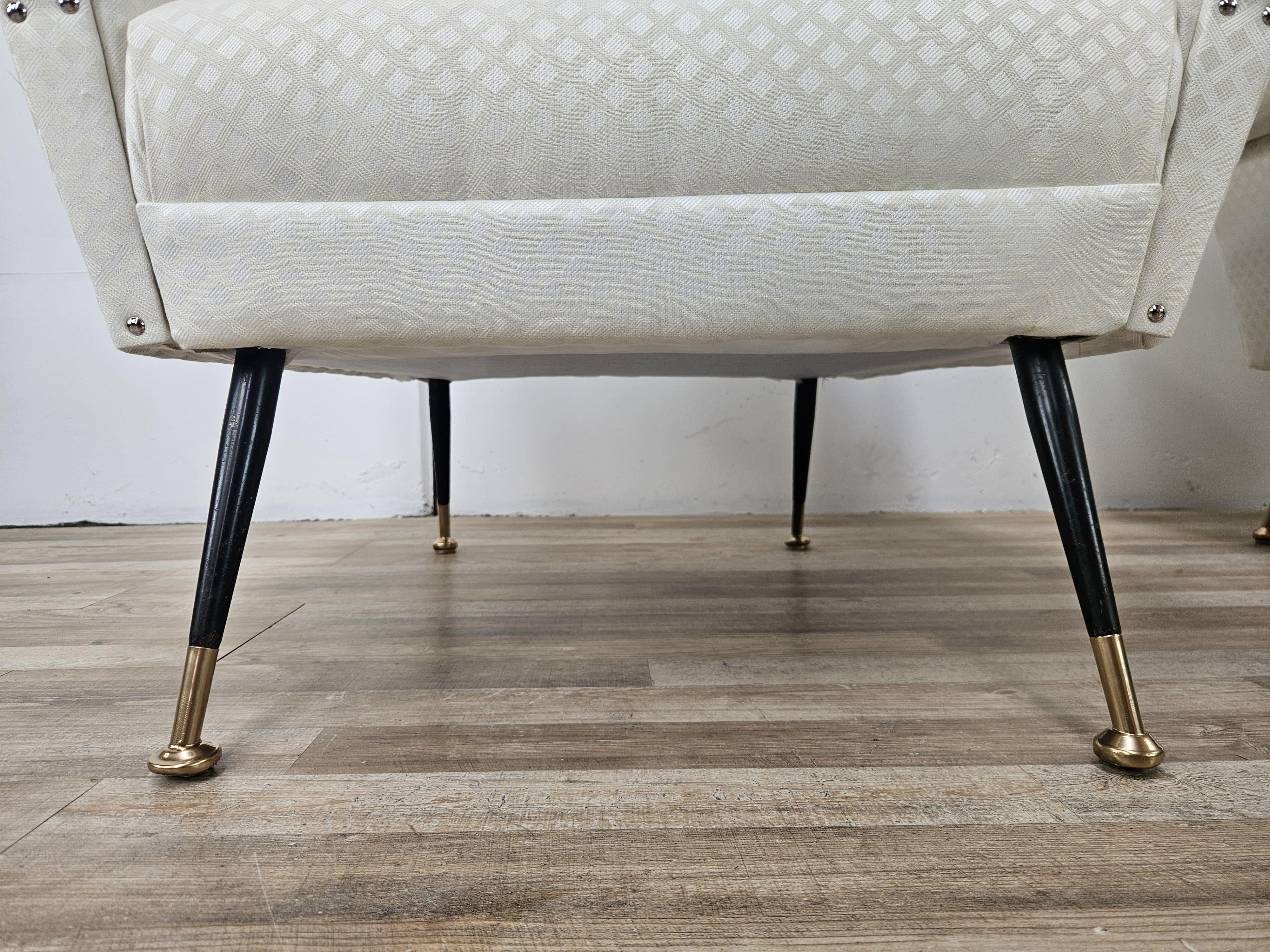 Italienische 1950er Design Sessel aus cremefarbenem Stoff mit Eisenfüßen im Angebot 12