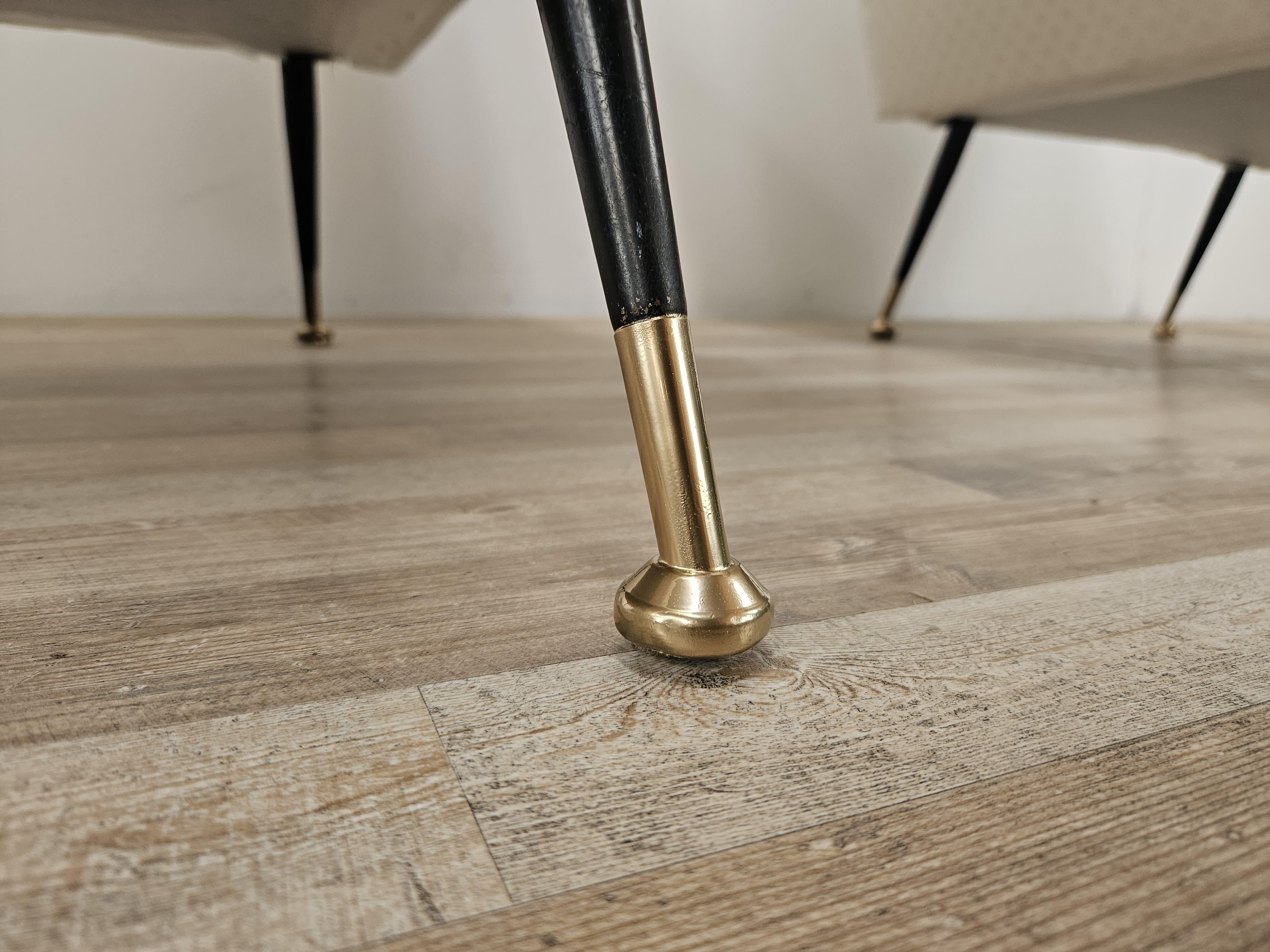 Italienische 1950er Design Sessel aus cremefarbenem Stoff mit Eisenfüßen im Angebot 13