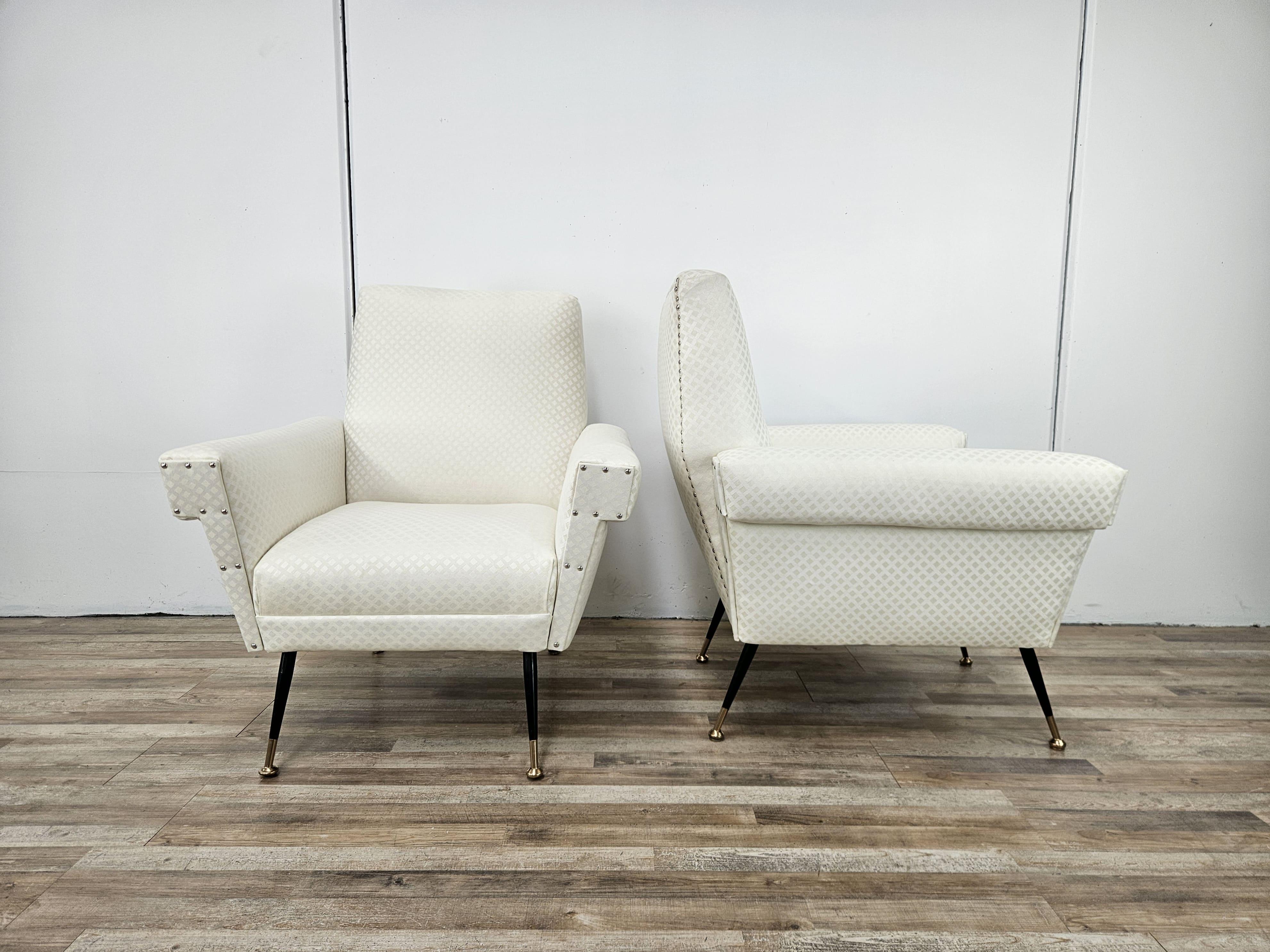 Ein Paar Sessel von hervorragender Qualität und Verarbeitung, Produkte des italienischen Designs der 1950er Jahre, die jede Art von Raum und Umgebung bereichern.

Die Sessel sind mit einem speziellen geometrischen Stoff bezogen, der mit silbernen