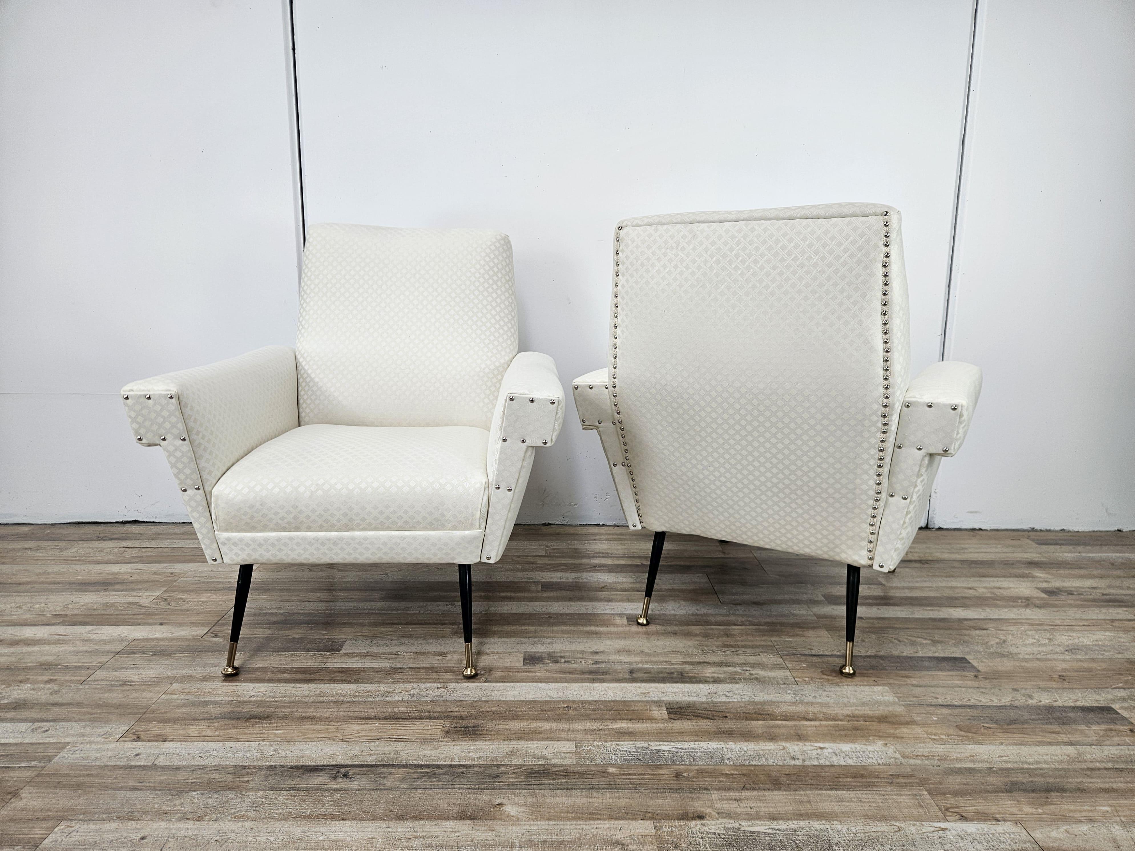 Italienische 1950er Design Sessel aus cremefarbenem Stoff mit Eisenfüßen (Moderne der Mitte des Jahrhunderts) im Angebot