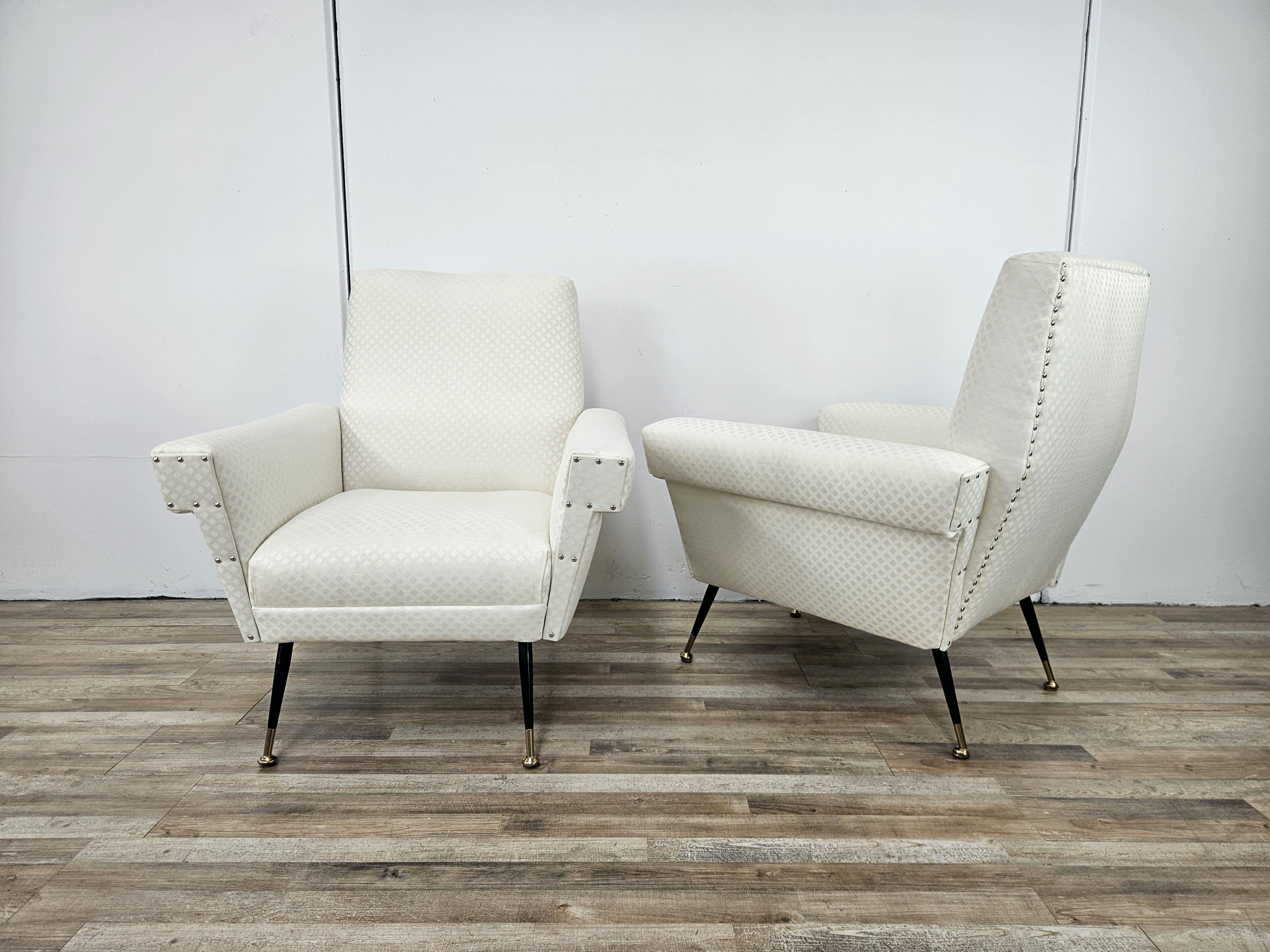 Italienische 1950er Design Sessel aus cremefarbenem Stoff mit Eisenfüßen (Italian) im Angebot