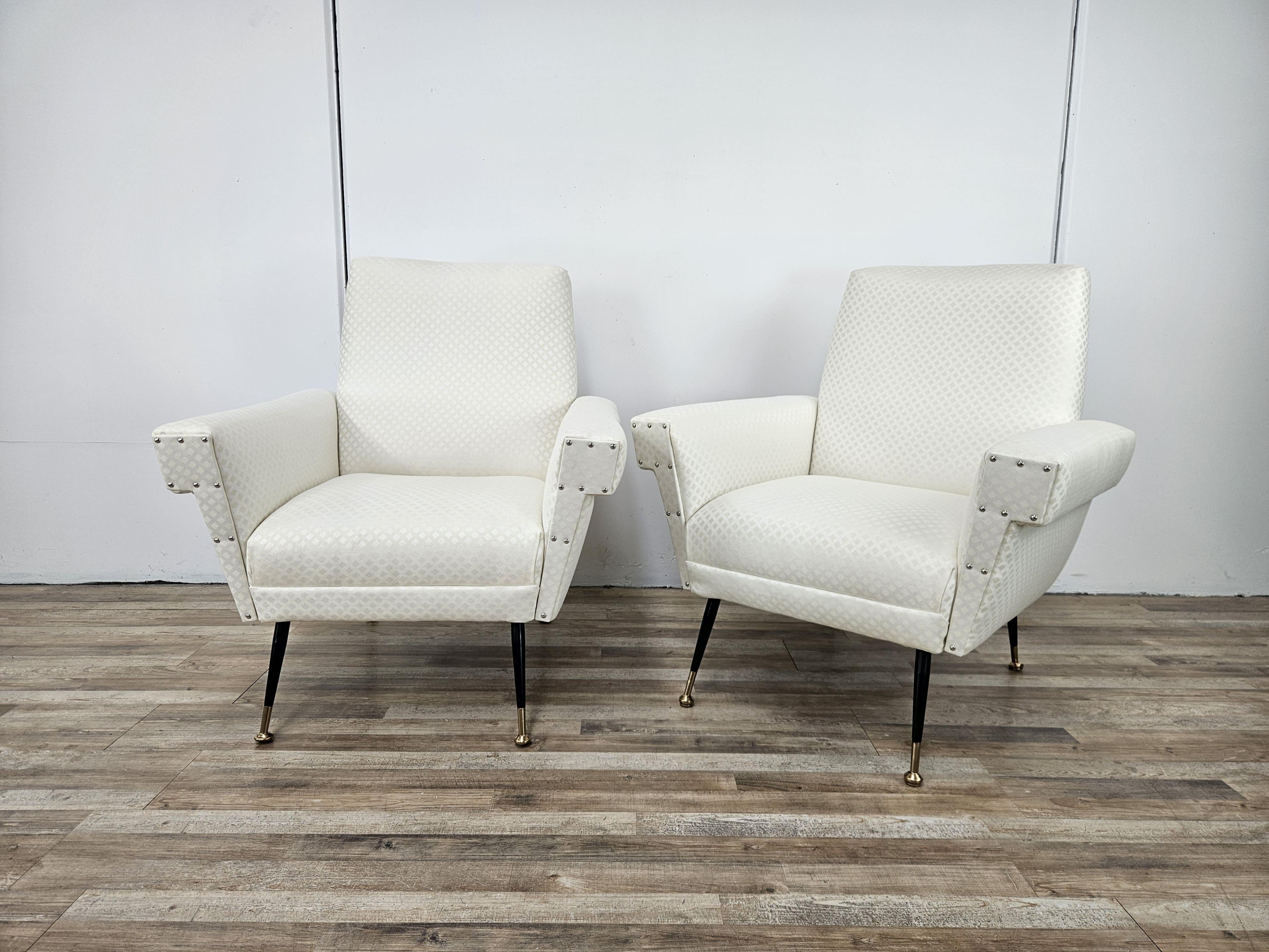 Italienische 1950er Design Sessel aus cremefarbenem Stoff mit Eisenfüßen im Zustand „Gut“ im Angebot in Premariacco, IT