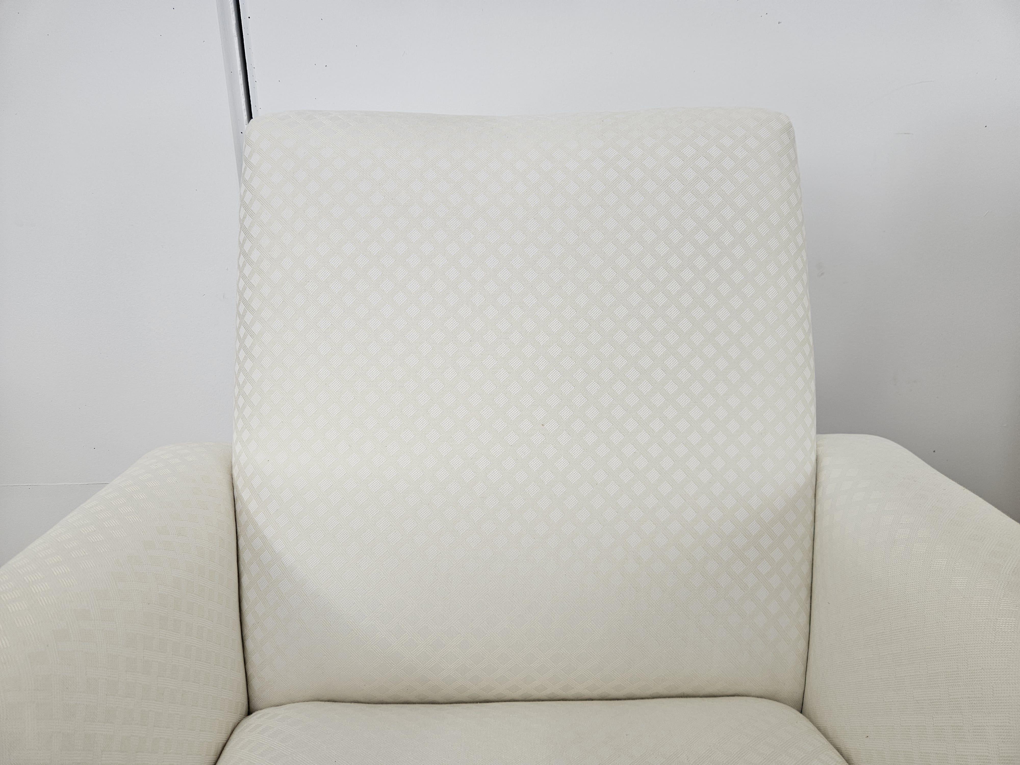 Italienische 1950er Design Sessel aus cremefarbenem Stoff mit Eisenfüßen (Mid-20th Century) im Angebot