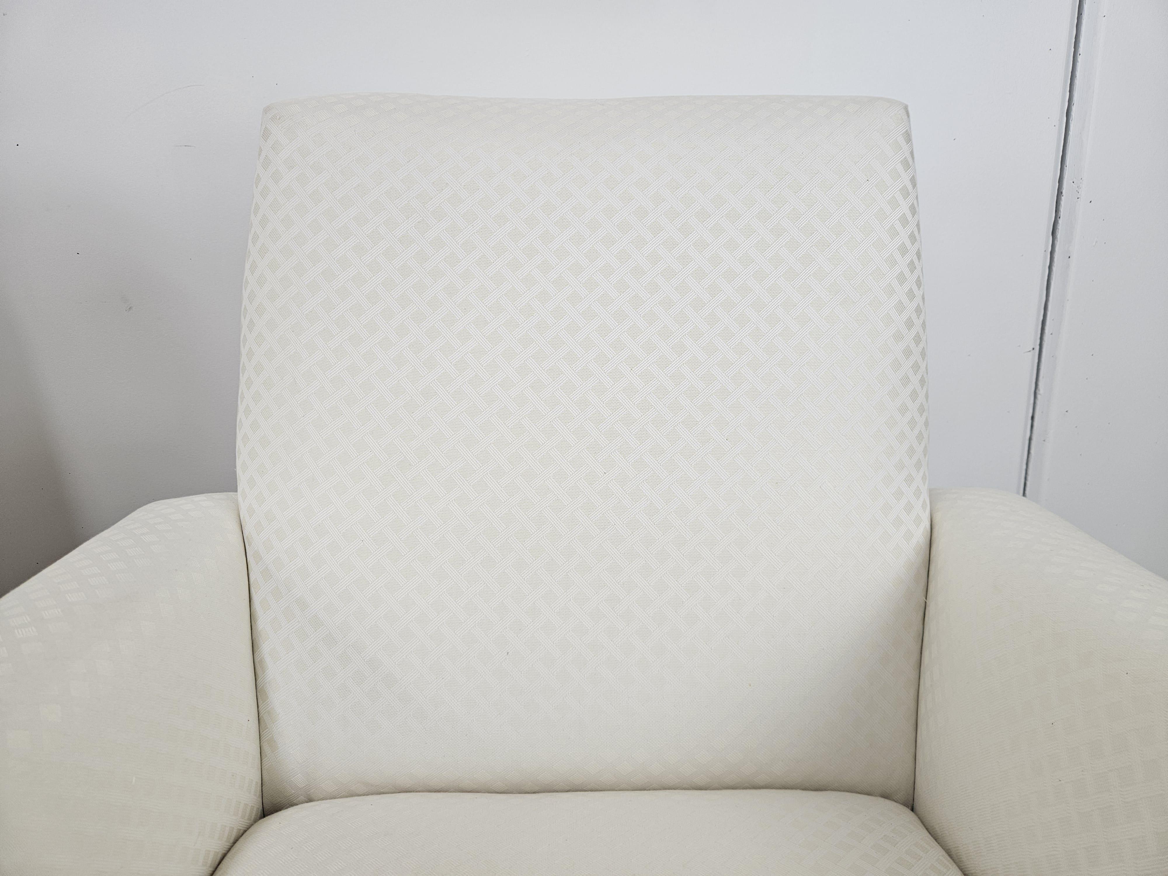 Italienische 1950er Design Sessel aus cremefarbenem Stoff mit Eisenfüßen im Angebot 1