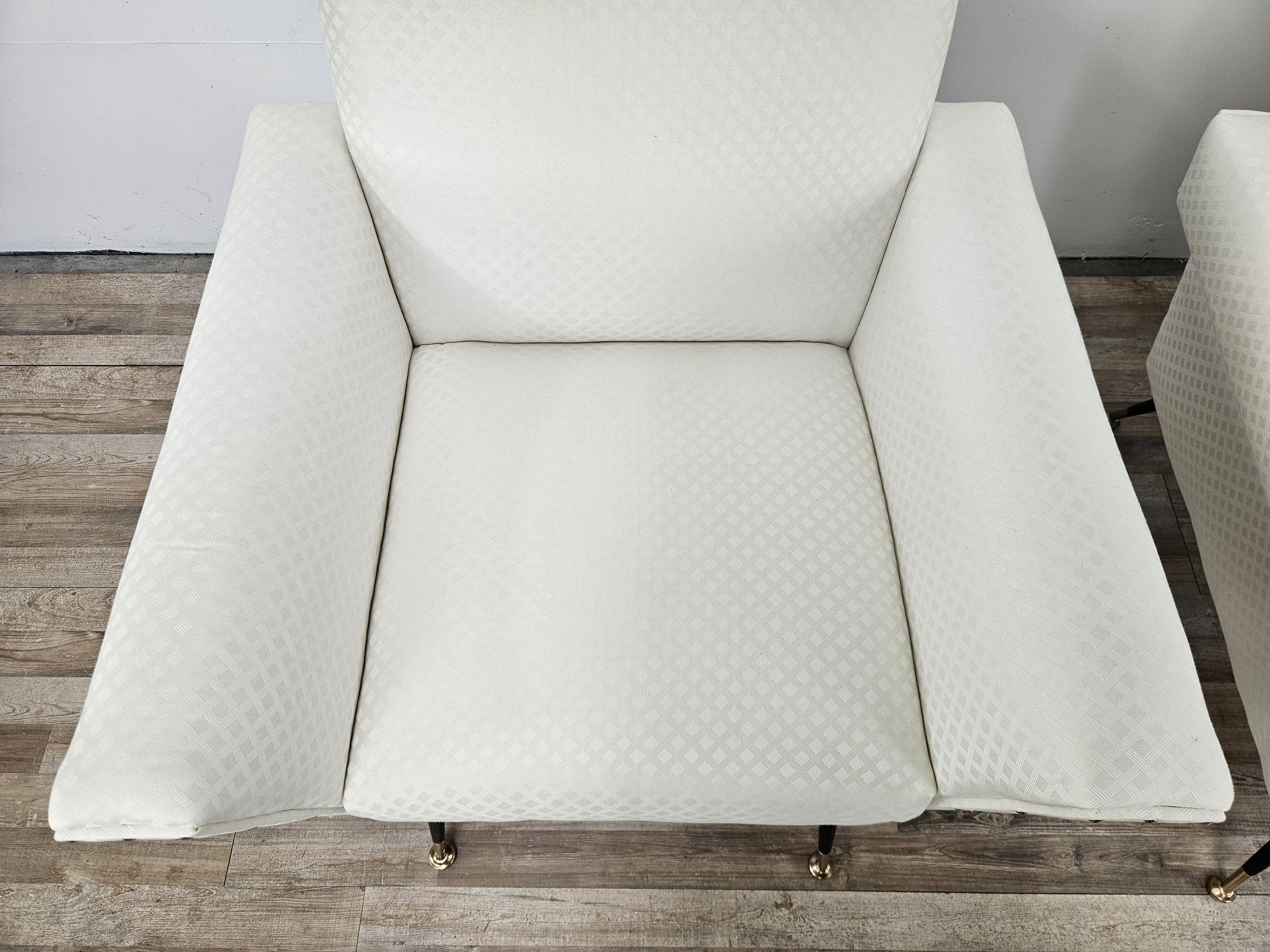 Italienische 1950er Design Sessel aus cremefarbenem Stoff mit Eisenfüßen im Angebot 2