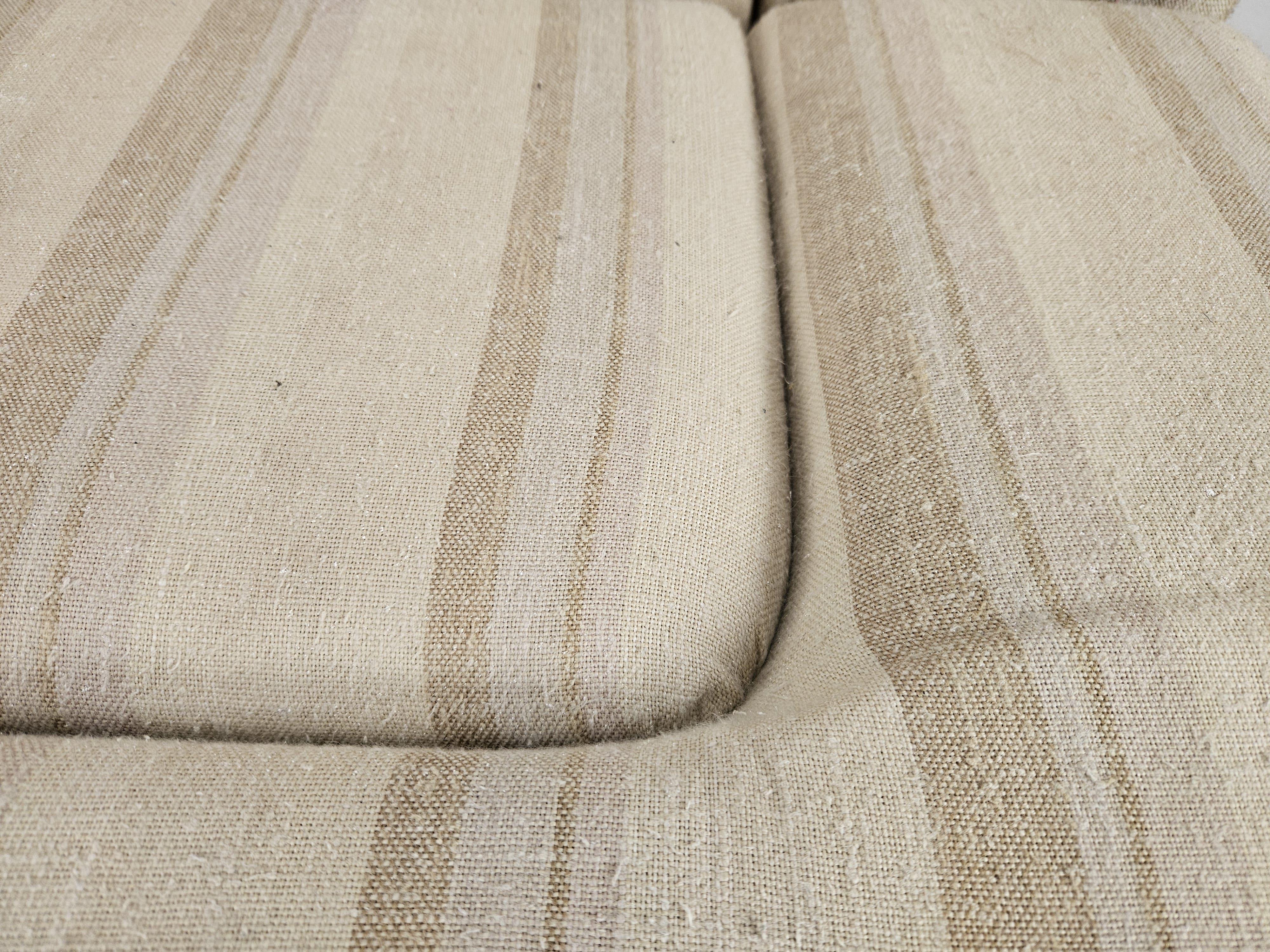 Fauteuils en bois italiens Mid Century des années 1970, recouverts de tissu en vente 4