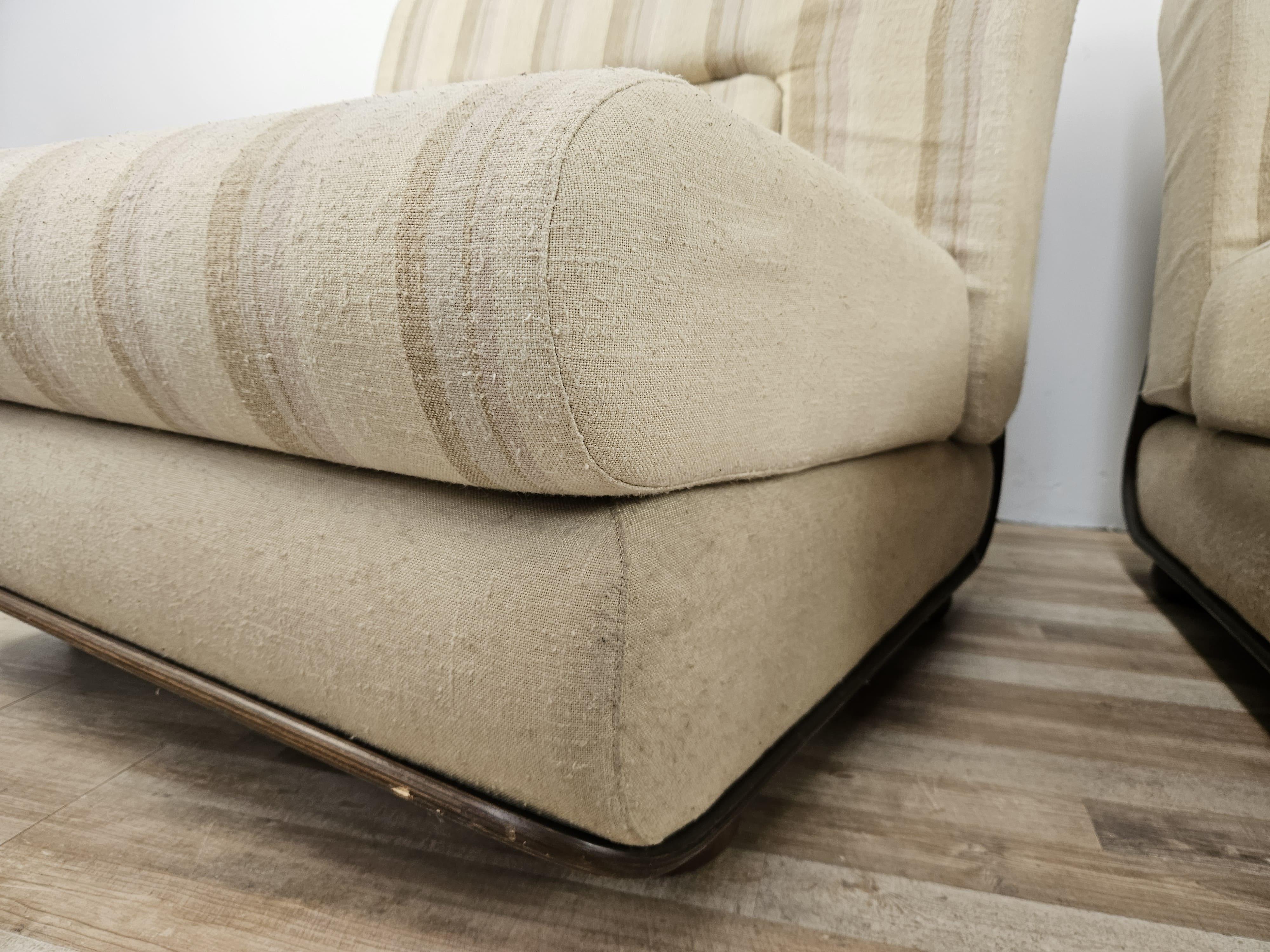 Fauteuils en bois italiens Mid Century des années 1970, recouverts de tissu en vente 5