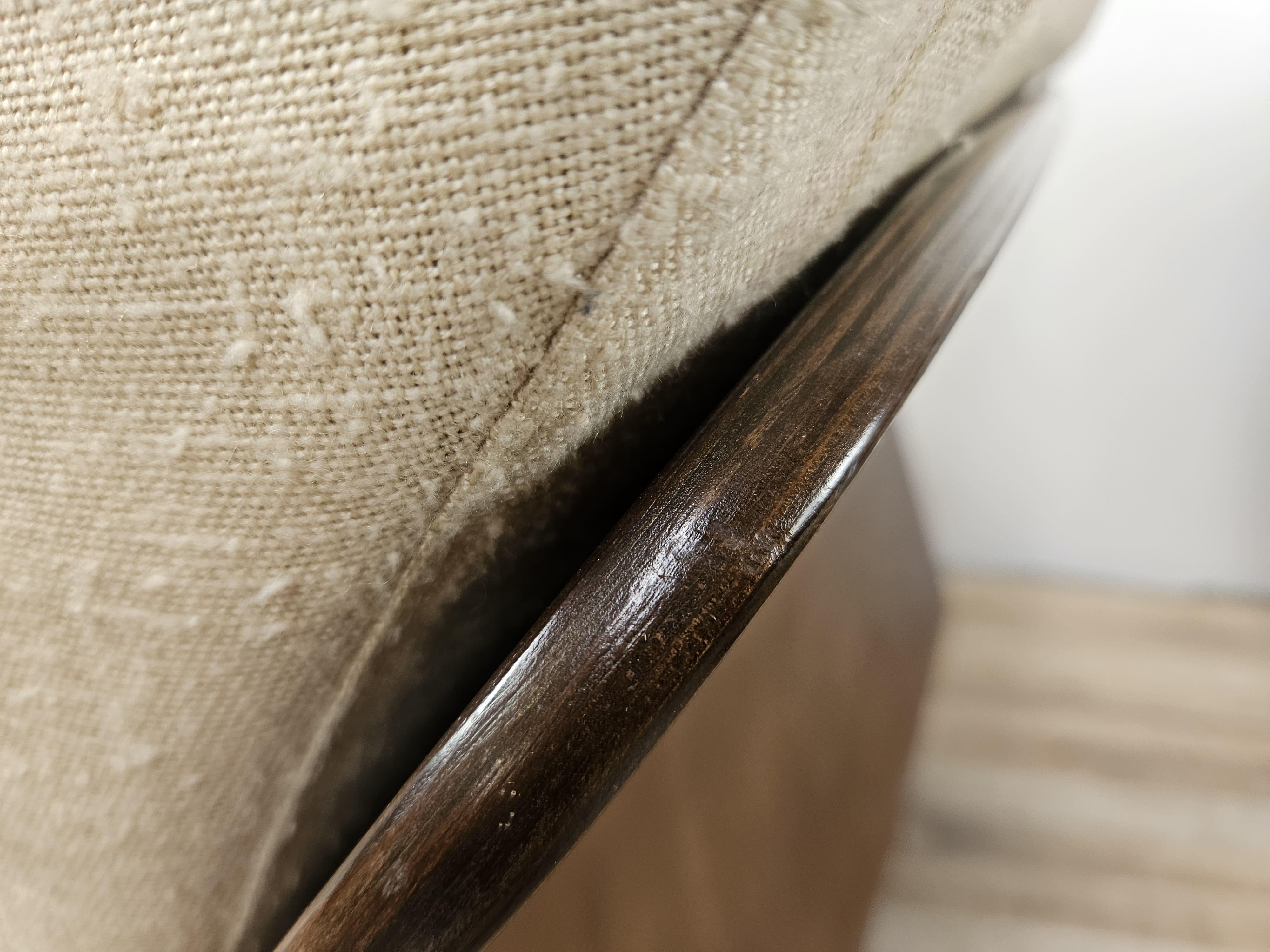 Fauteuils en bois italiens Mid Century des années 1970, recouverts de tissu en vente 8
