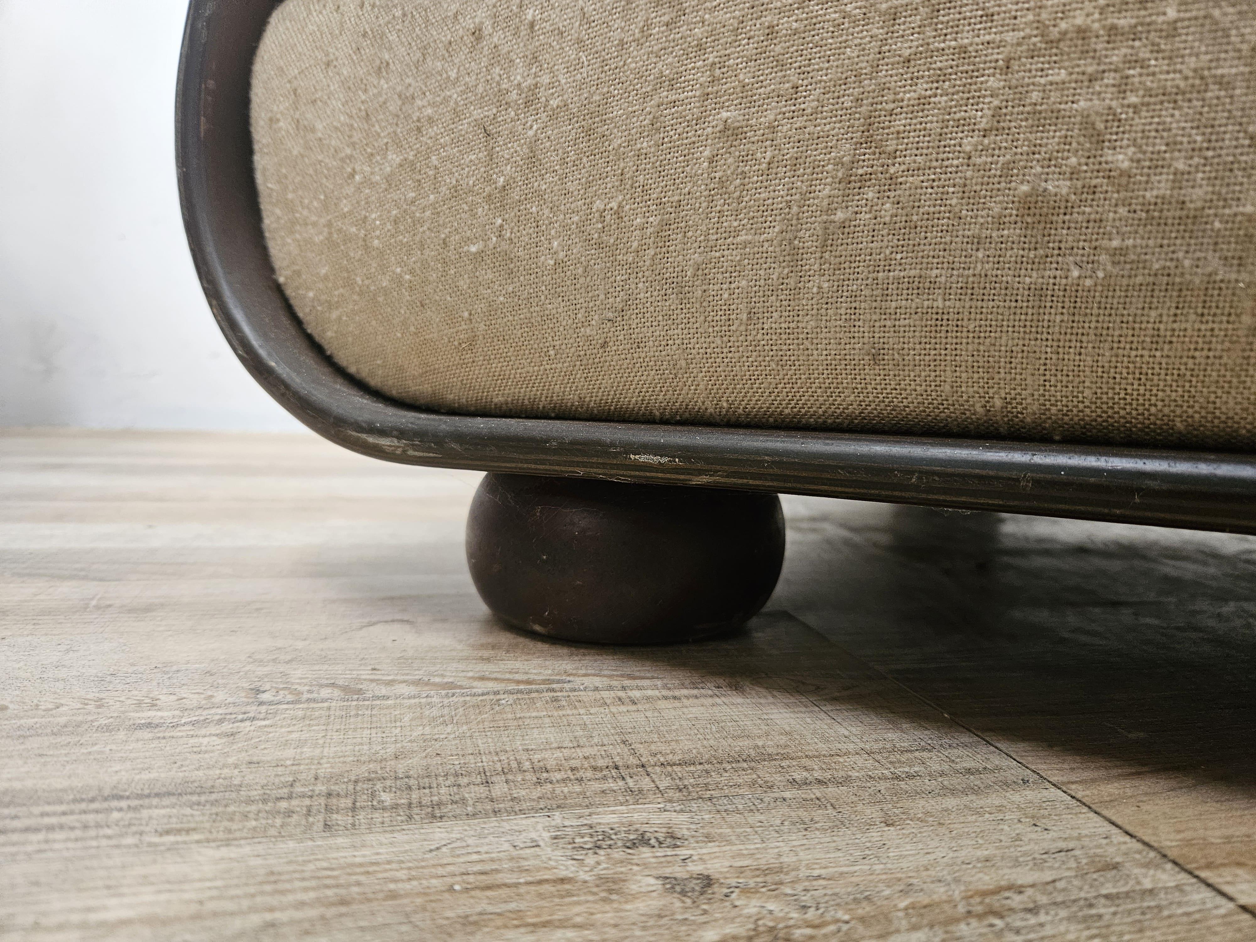 Fauteuils en bois italiens Mid Century des années 1970, recouverts de tissu en vente 10