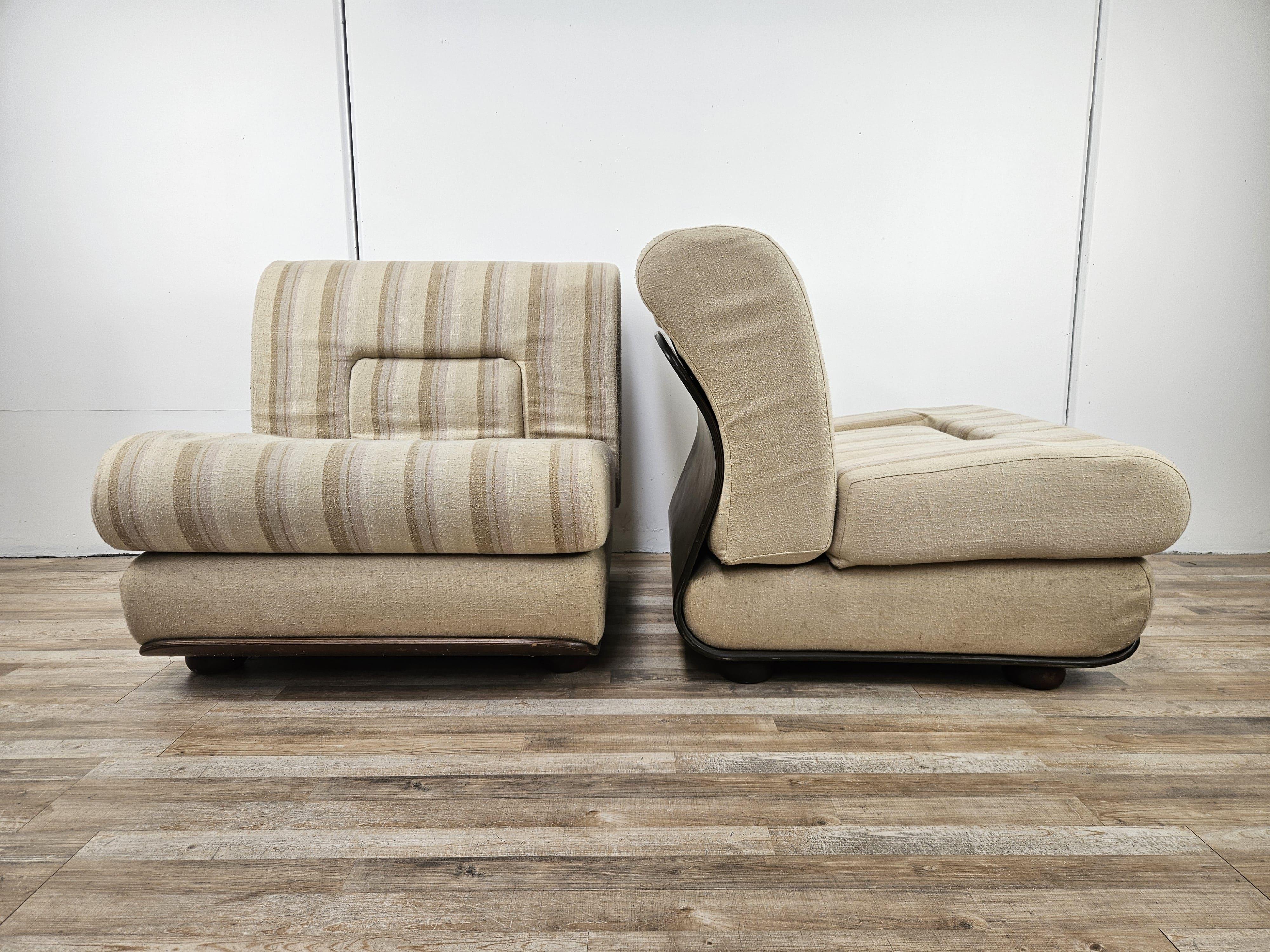 Fauteuils spacieux et confortables fabriqués en Italie dans les années 1970, avec une structure en contreplaqué et une tapisserie recouverte d'un tissu rayé d'époque.

Ils peuvent être utilisés dans des environnements modernes ou anciens et, grâce à