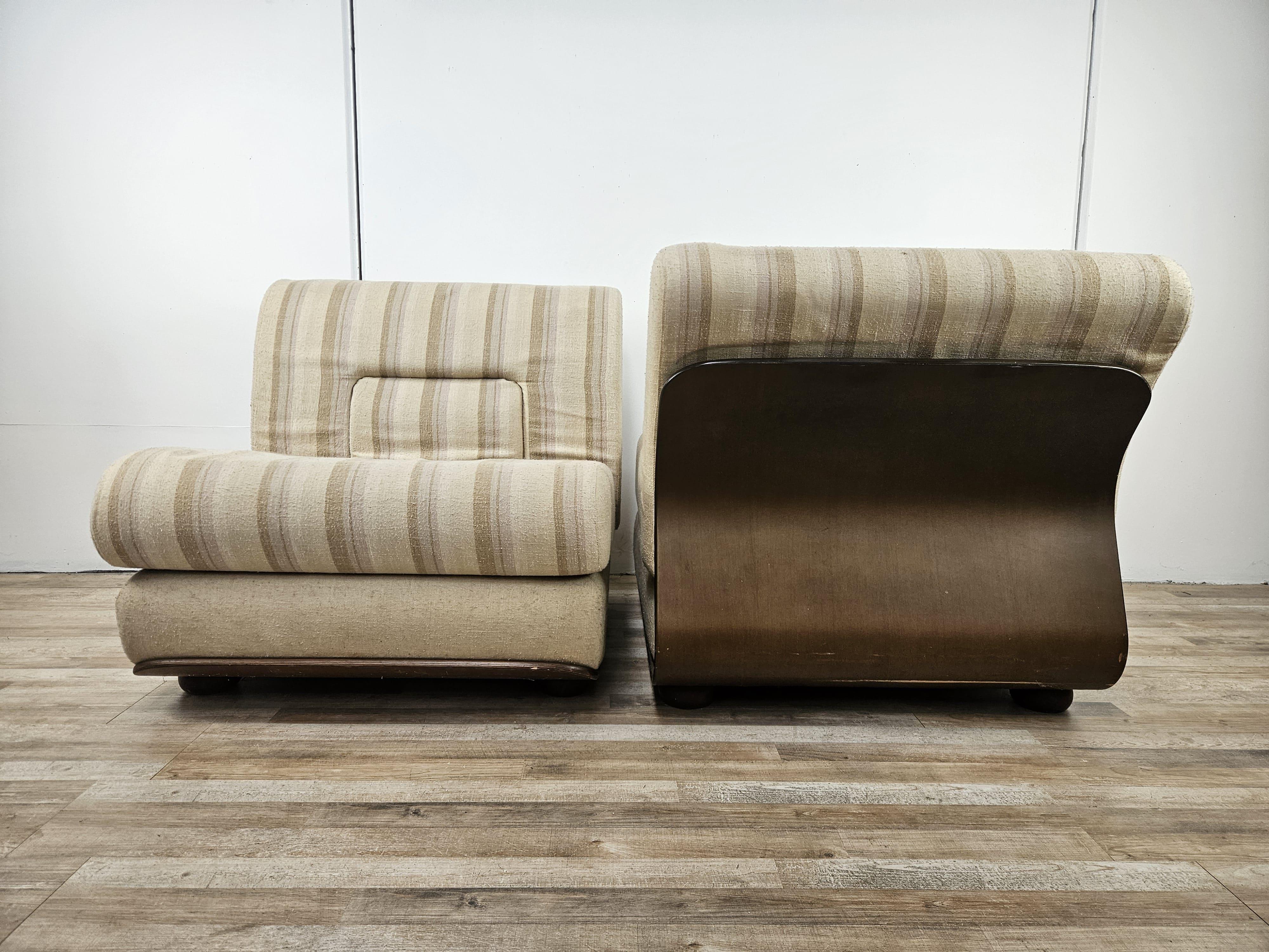Mid-Century Modern Fauteuils en bois italiens Mid Century des années 1970, recouverts de tissu en vente