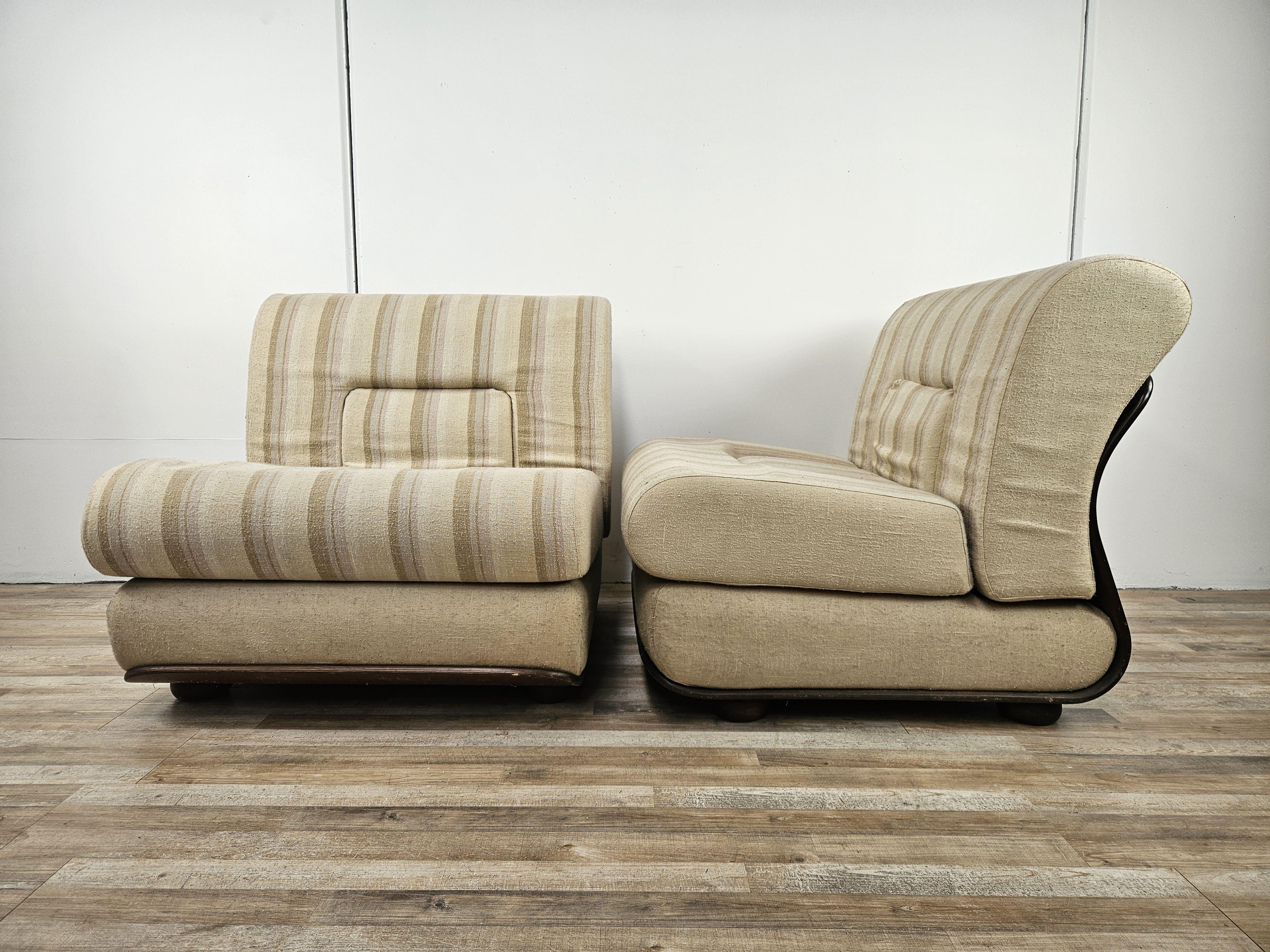 Italian Fauteuils en bois italiens Mid Century des années 1970, recouverts de tissu en vente