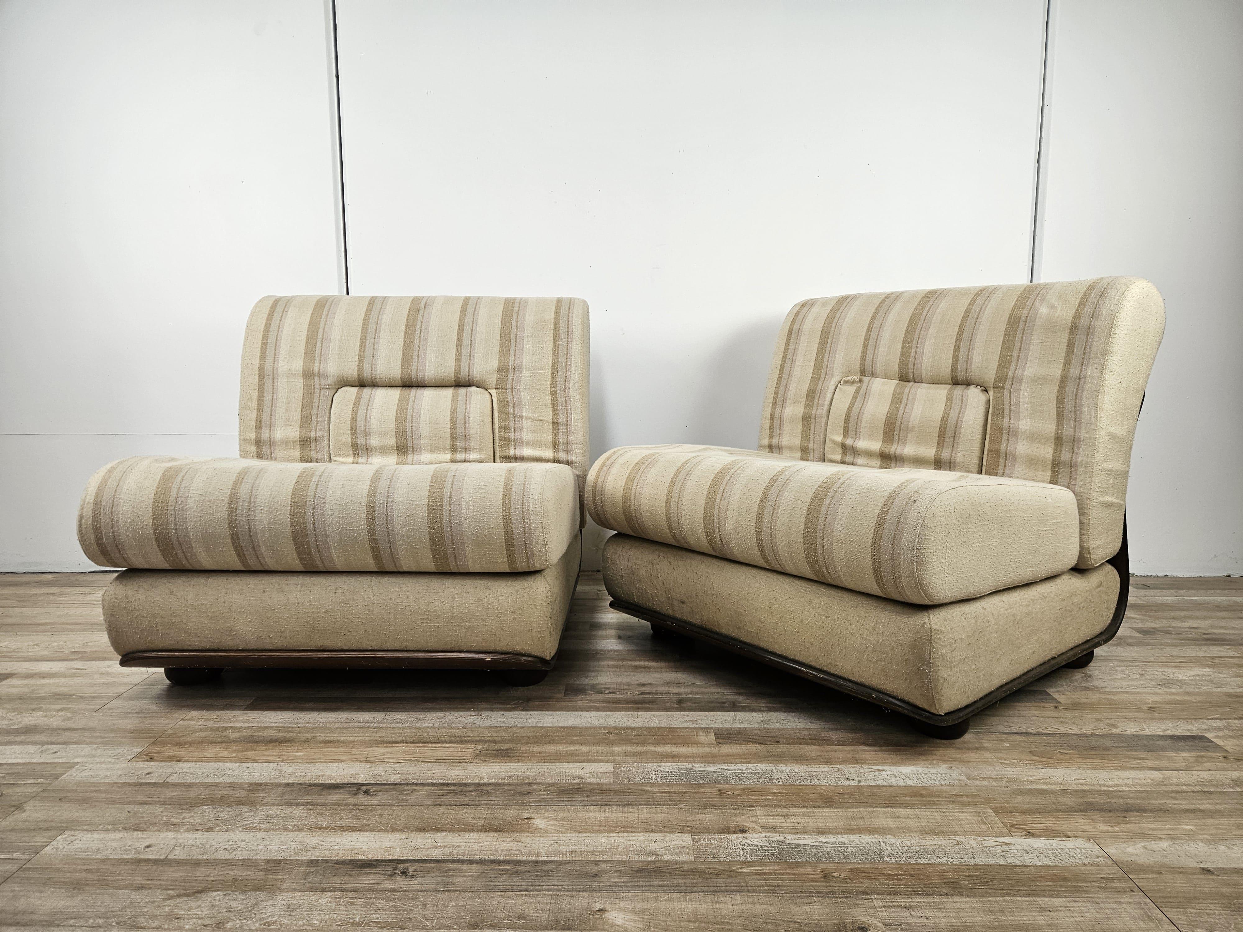Fauteuils en bois italiens Mid Century des années 1970, recouverts de tissu Bon état - En vente à Premariacco, IT