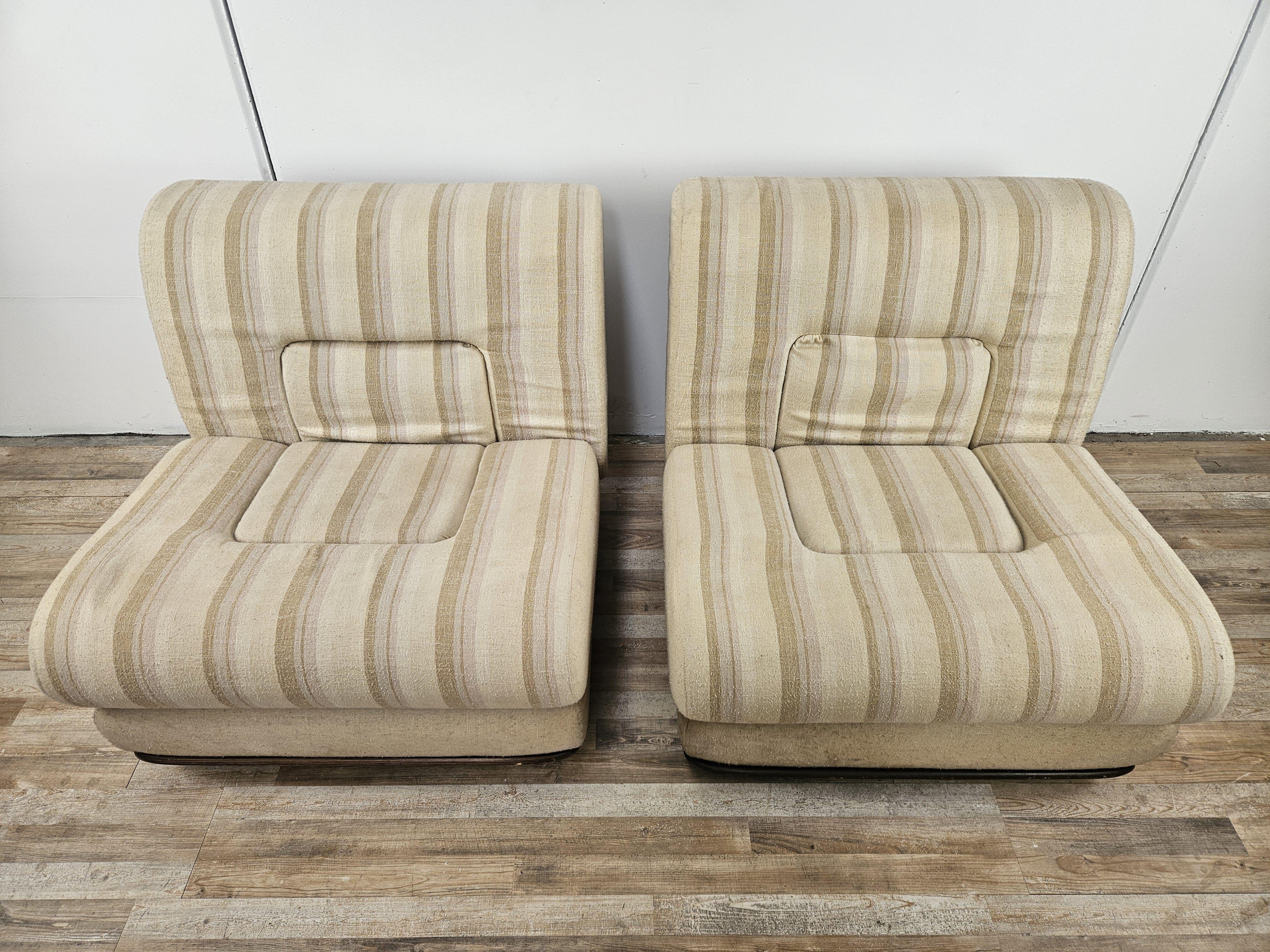 Late 20th Century Fauteuils en bois italiens Mid Century des années 1970, recouverts de tissu en vente