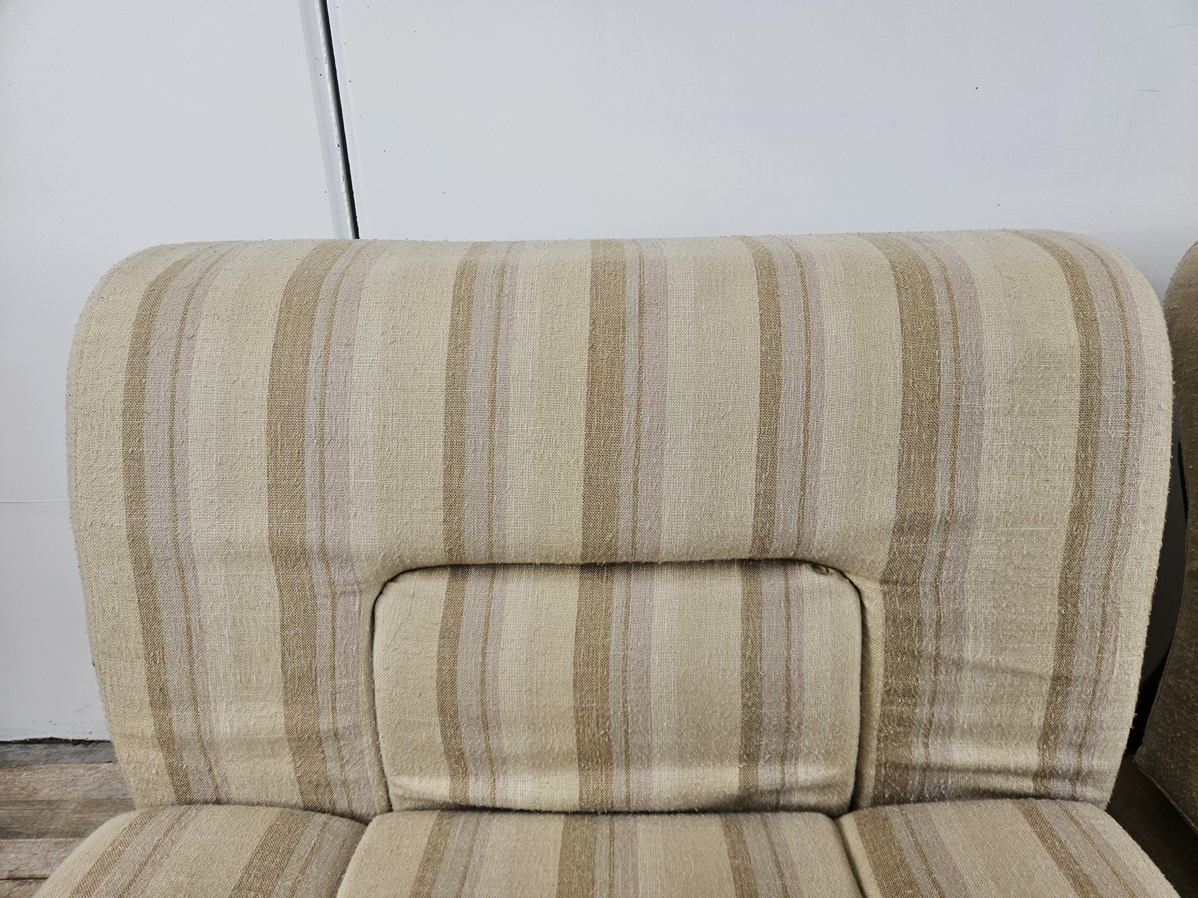 Tissu Fauteuils en bois italiens Mid Century des années 1970, recouverts de tissu en vente