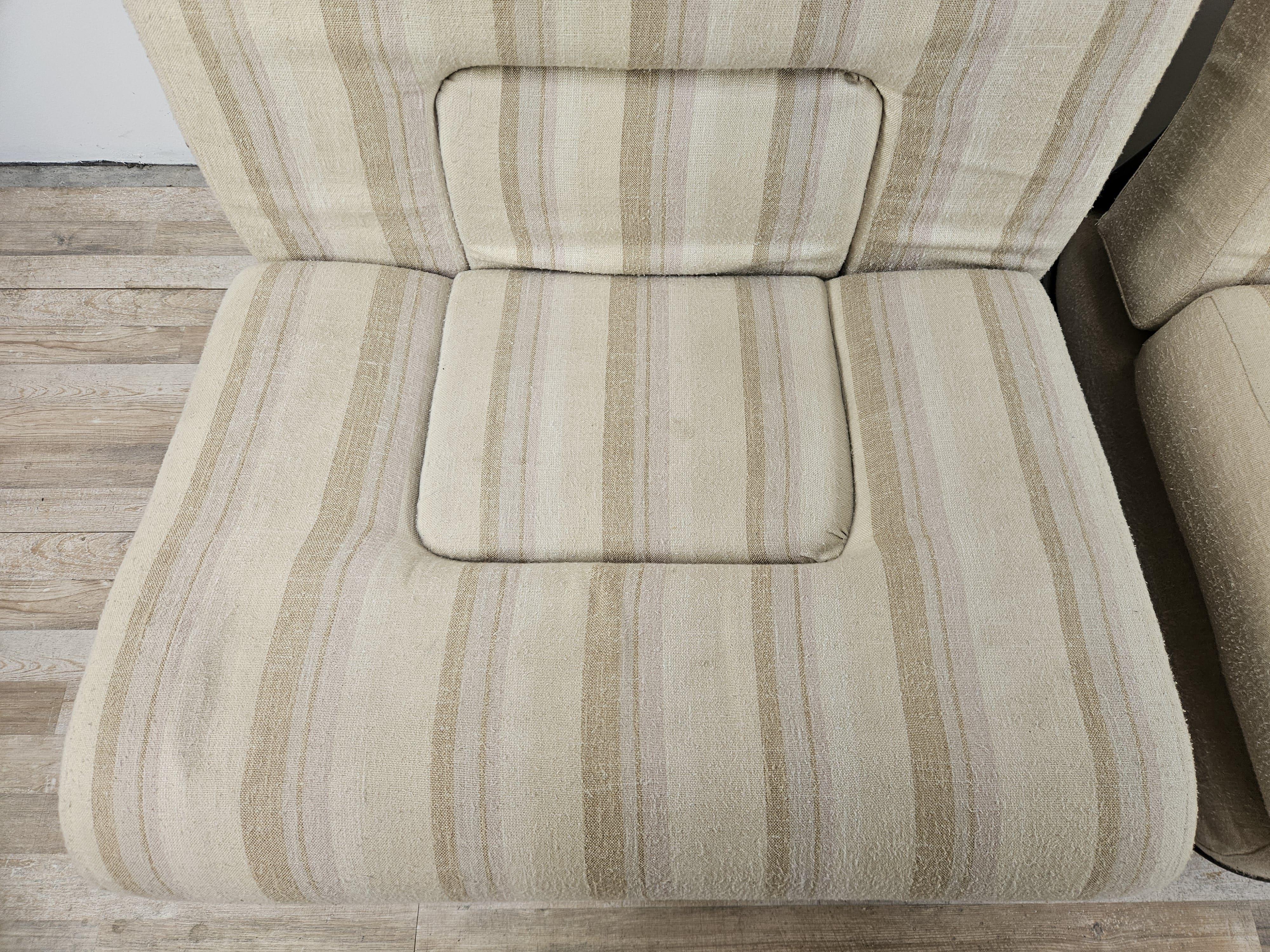 Fauteuils en bois italiens Mid Century des années 1970, recouverts de tissu en vente 1