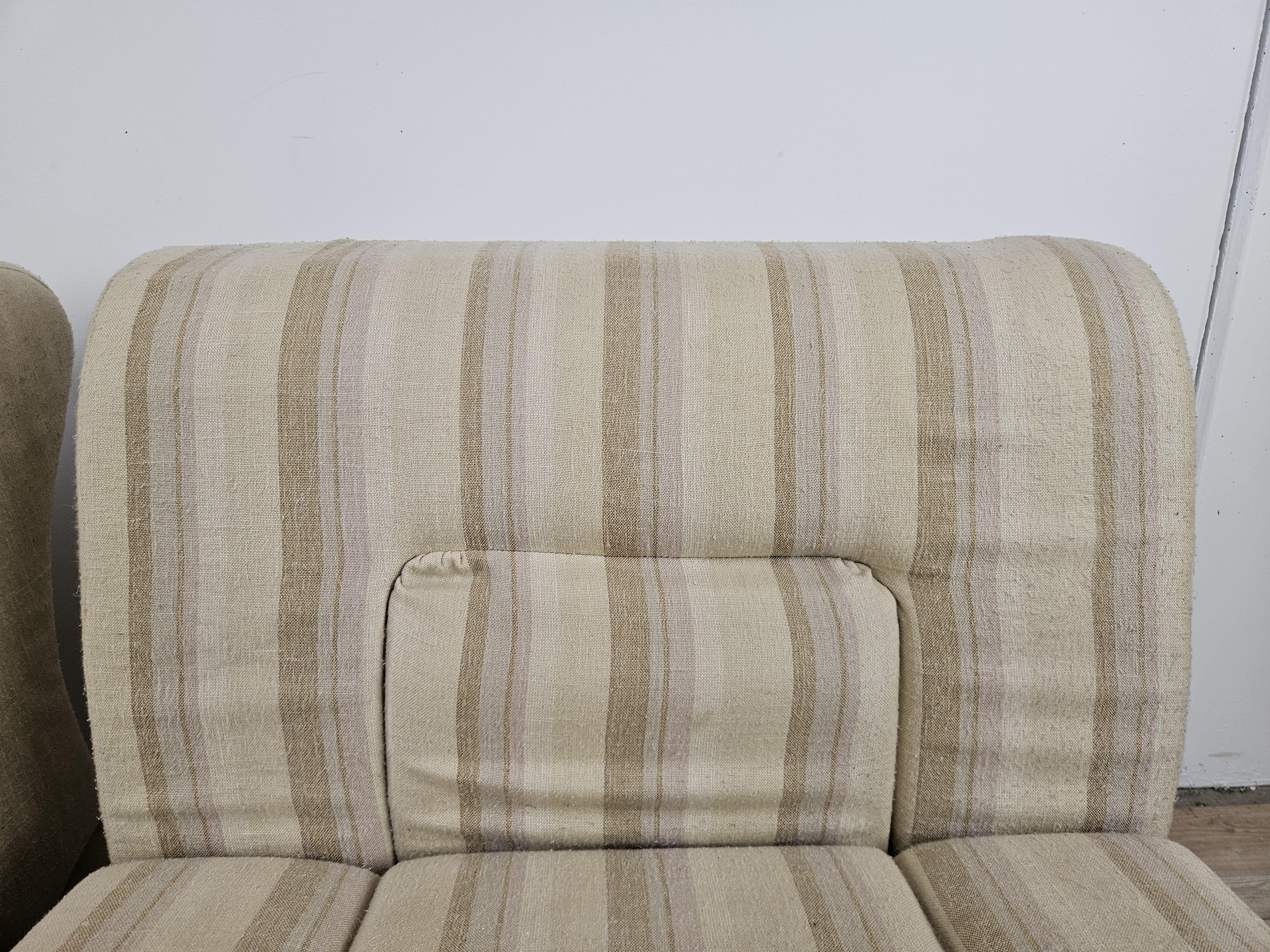 Fauteuils en bois italiens Mid Century des années 1970, recouverts de tissu en vente 2