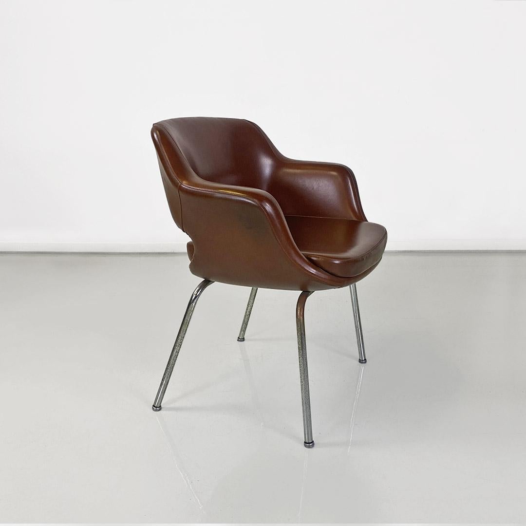 Modern Italian armchairs, brown leather and chrome-plated steel, Cassina ca. 1970. In Good Condition For Sale In MIlano, IT