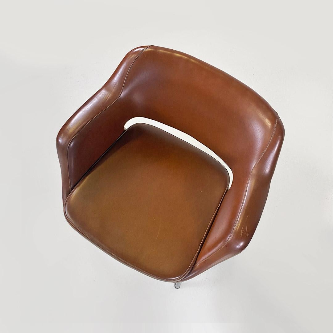 Modern Italian armchairs, brown leather and chrome-plated steel, Cassina ca. 1970. For Sale 2