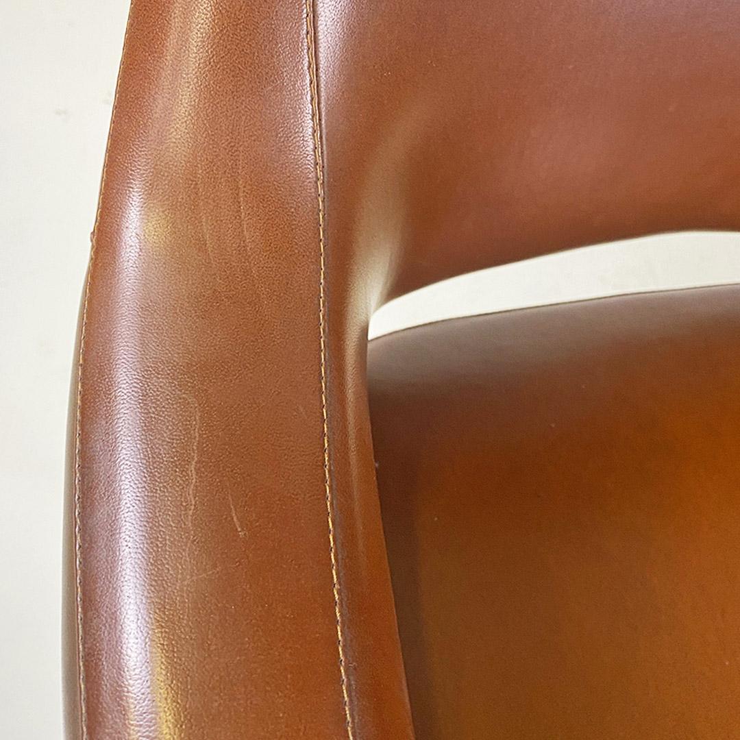 Modern Italian armchairs, brown leather and chrome-plated steel, Cassina ca. 1970. For Sale 4