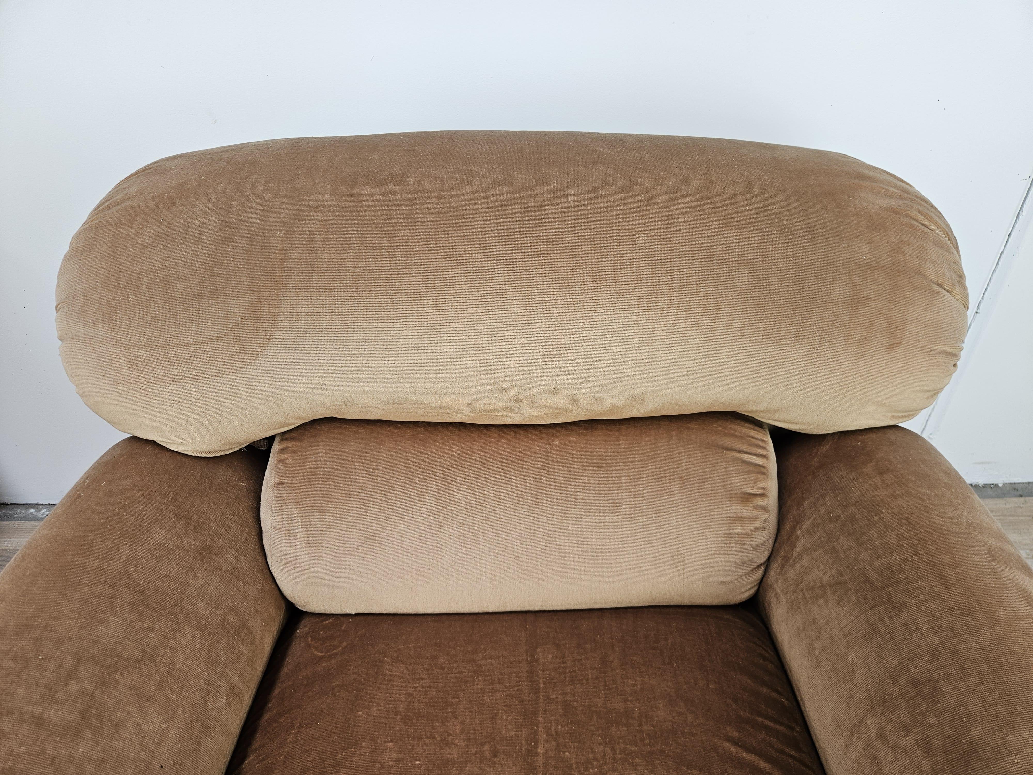 Poltrone italiane vintage in stoffa marrone chiaro, 1970 Tela en venta
