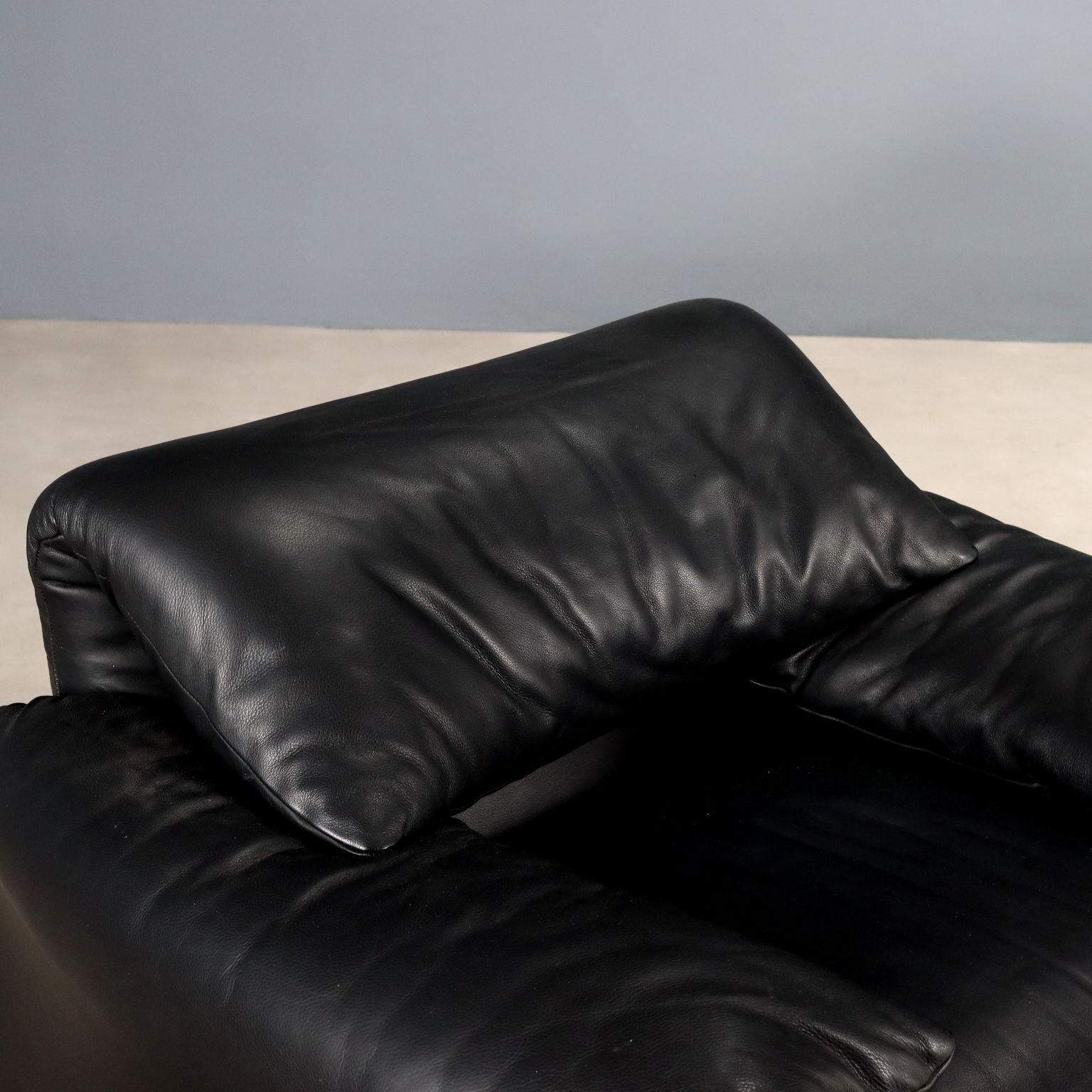 Poltrone 'Maralunga' di Vico Magistretti per Cassina anni 80-90 in pelle nera Otro en venta