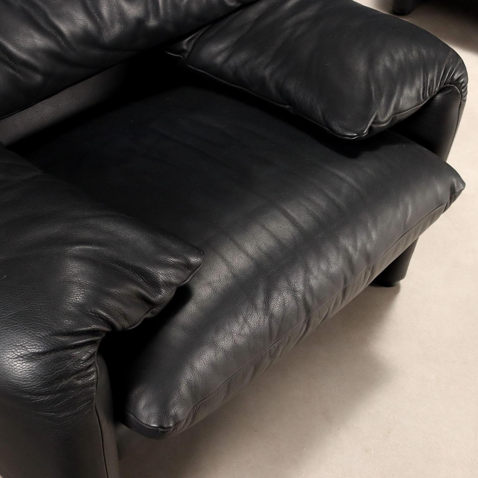 Poltrone 'Maralunga' di Vico Magistretti per Cassina anni 80-90 in pelle nera Italiano en venta