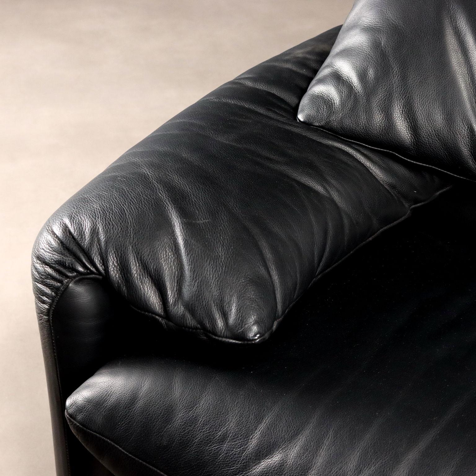 Poltrone 'Maralunga' di Vico Magistretti per Cassina anni 80-90 in pelle nera finales del siglo XX en venta