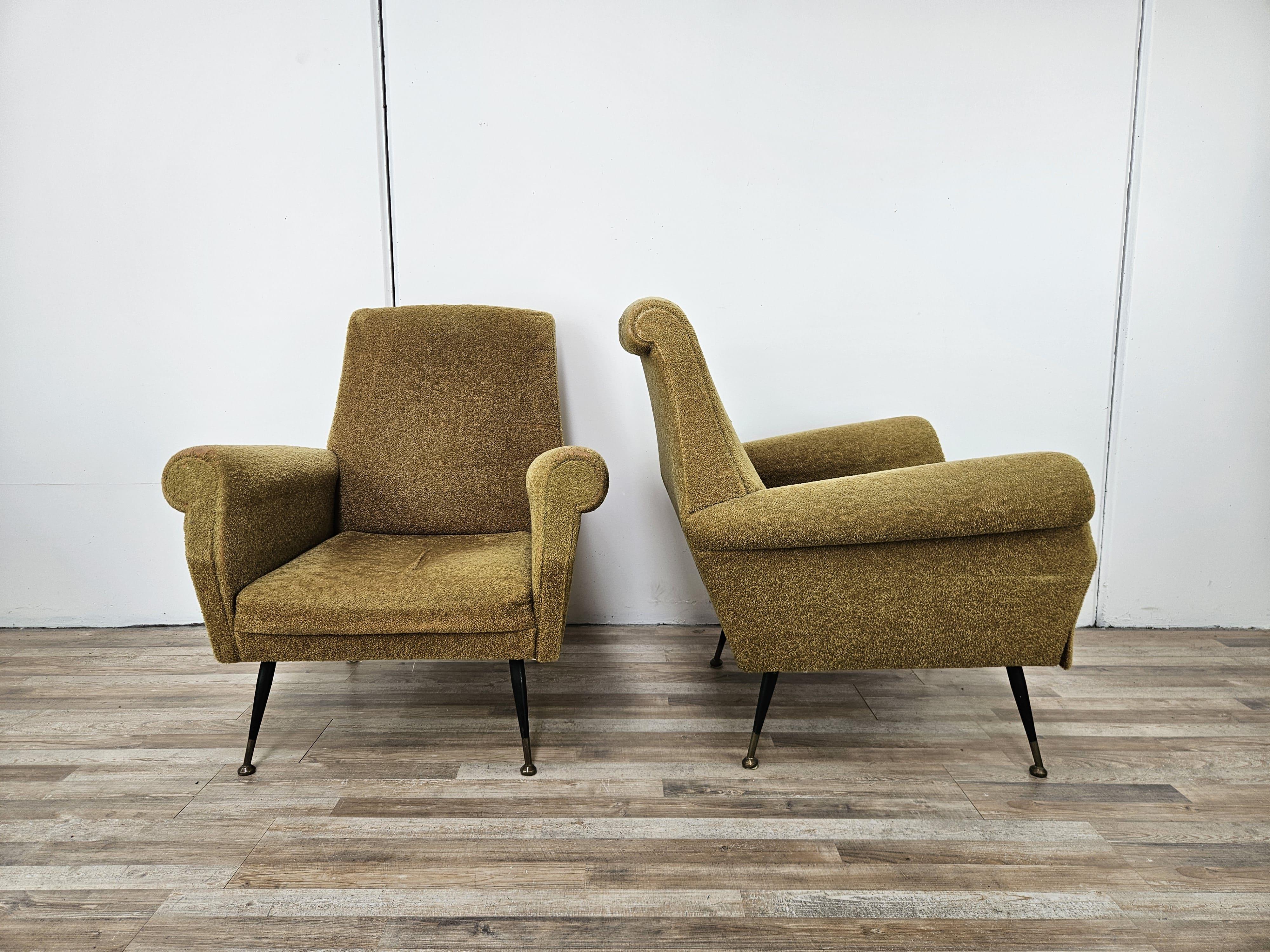Coppia di poltrone anni '60 vintage di produzione italiana con struttura imbottita e rivestita in tessuto verde.

Molto particolari ed eleganti, si abbinano perfettamente ad un arredo classico o dal tocco moderno.

Da notare i piedi in ferro