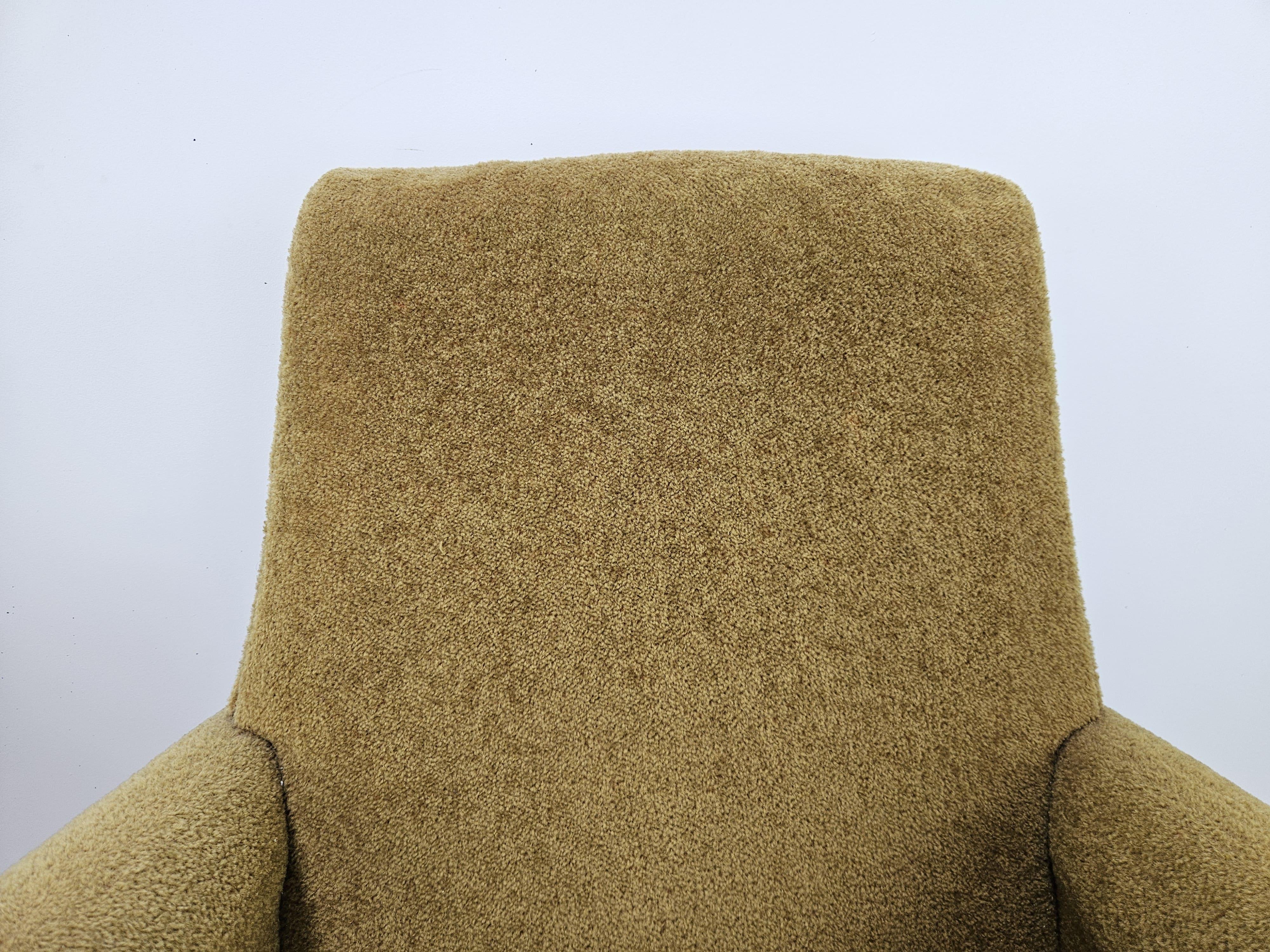 Poltrone Mid Century in stoffa con piedi in ferro e legno, 1960 (Messing) im Angebot